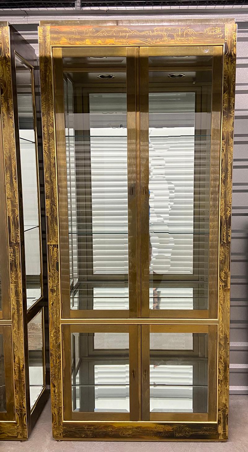  Paar Mastercraft  Beleuchtete Vitrine - Vitrines entworfen von Bernhard Rohne. Sehr gepflegter, sehr guter bis ausgezeichneter Zustand. Mastercraft war ein US-amerikanischer Möbelhersteller der alten Schule. Sie bauten fein gearbeitete, qualitativ