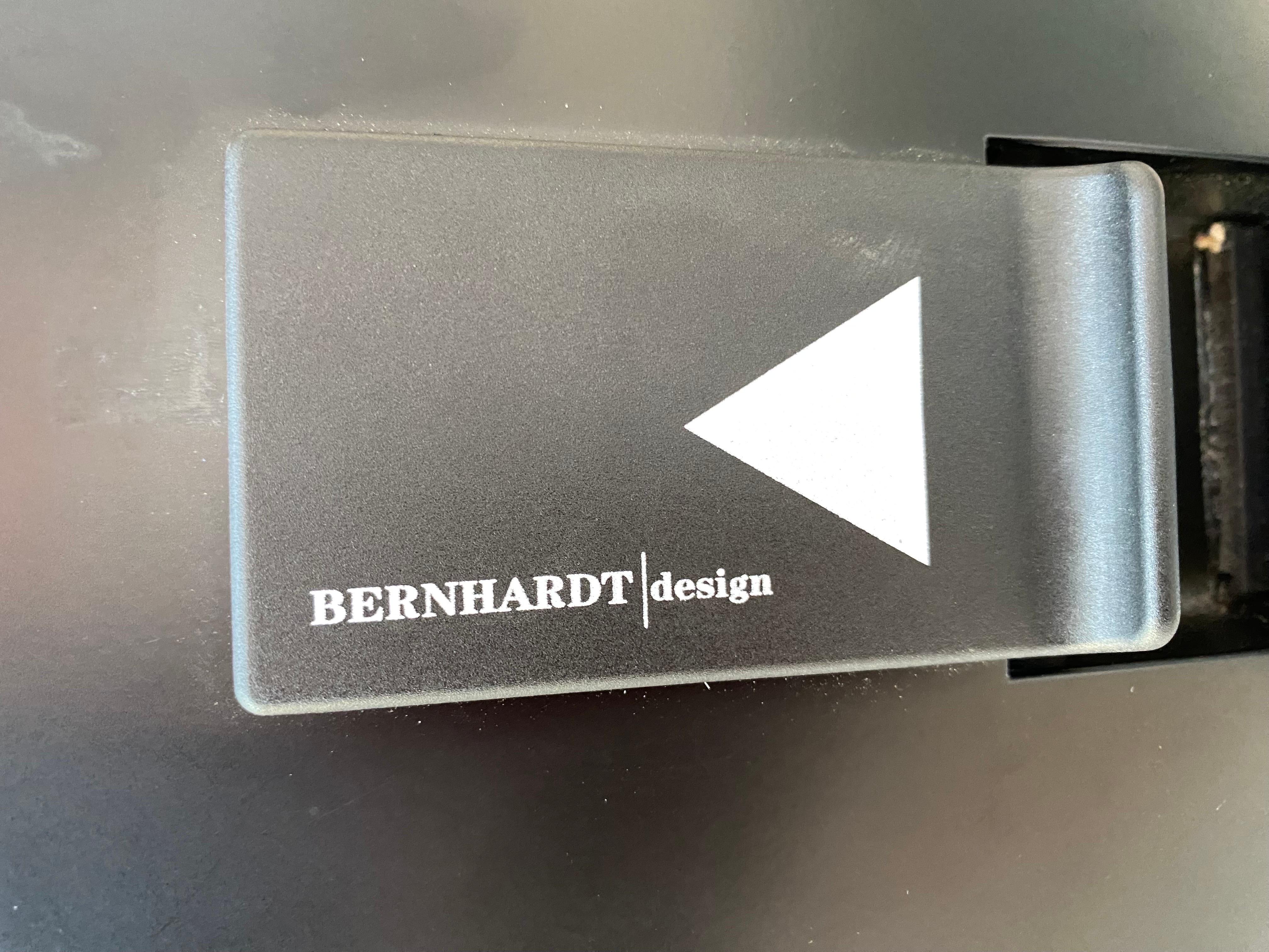 Bernhardt 30” Round Table In Good Condition In Philadelphia, PA