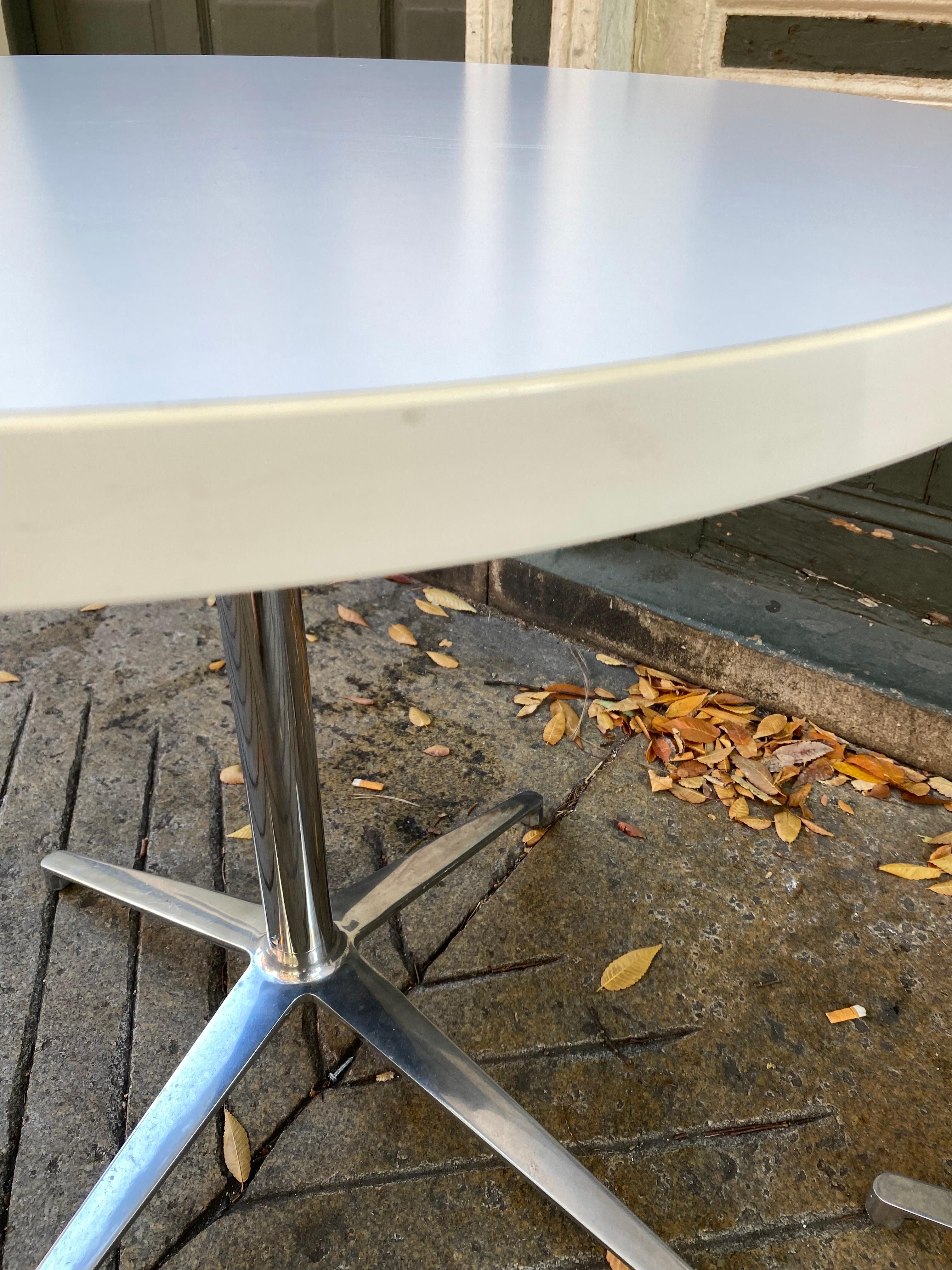 Metal Bernhardt 30” Round Table