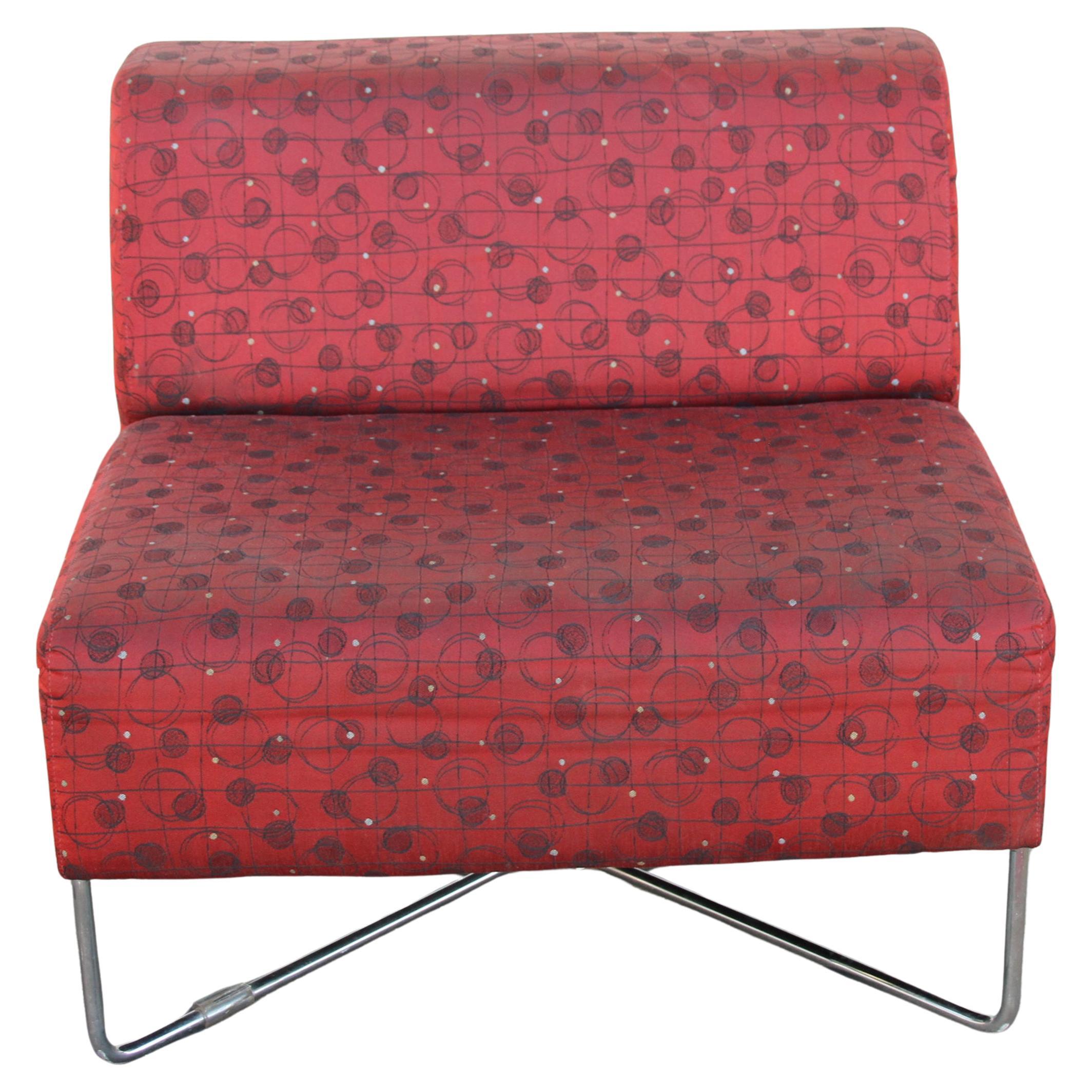 Esta es una bonita tumbona de Bernhardt Furniture. Llamada silla Balance, tiene una base de alambre en forma de X para una mayor estabilidad. Tiene una tapicería con un rico estampado rojo. Queda bien en cualquier habitación.