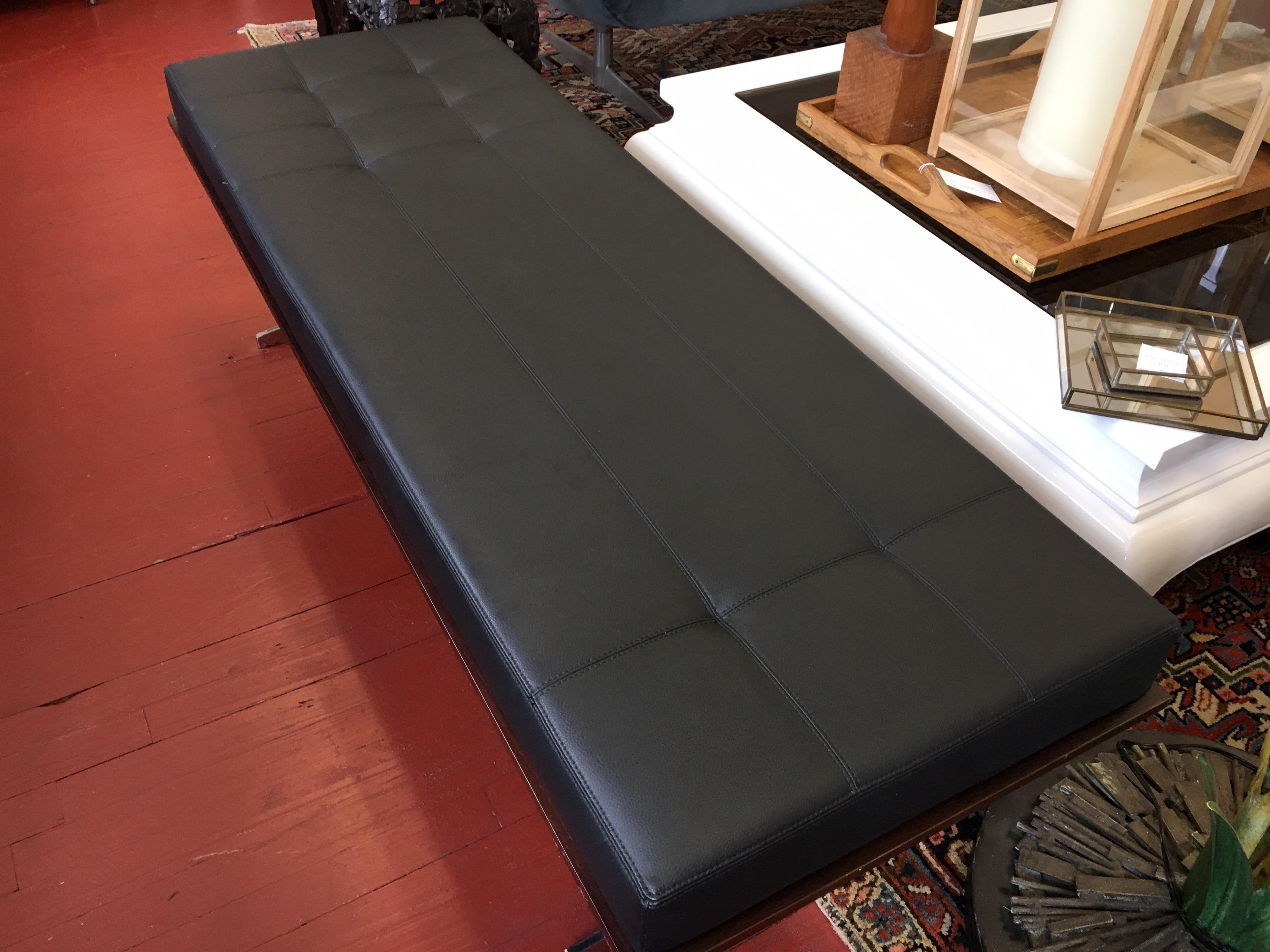 Bernhardt Black Leather and Mahogany Chaise Lounge Settee Lounger Daybed (Moderne der Mitte des Jahrhunderts)