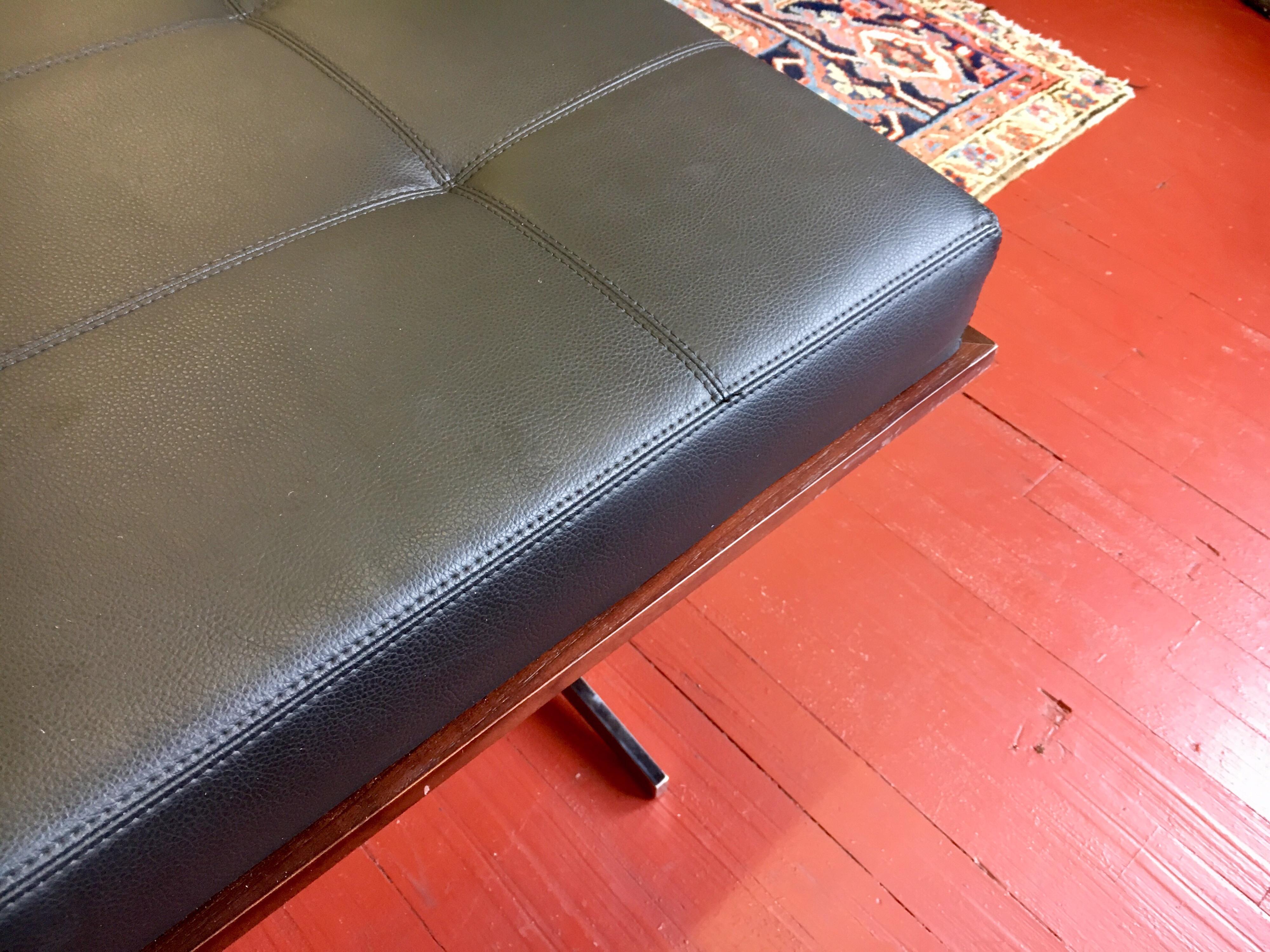 Bernhardt Black Leather and Mahogany Chaise Lounge Settee Lounger Daybed (amerikanisch)