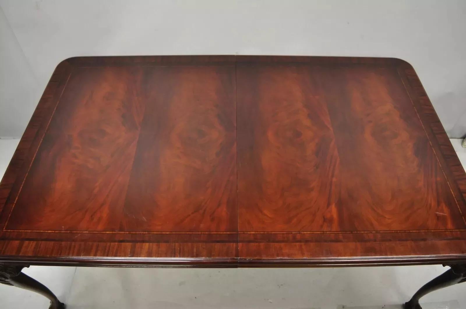 Tavolo da pranzo in mogano Bernhardt Centennial Georgian Chippendale con 2 foglie. L'articolo presenta (2) ante da 24 pollici, struttura in legno massiccio, belle venature del legno, dettagli ben intagliati, etichetta originale, 2 cassetti a coda di