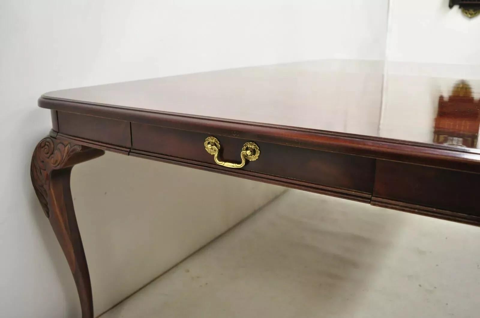 Sconosciuto Tavolo da pranzo Bernhardt Centennial Georgian Chippendale in mogano con 2 foglie in vendita