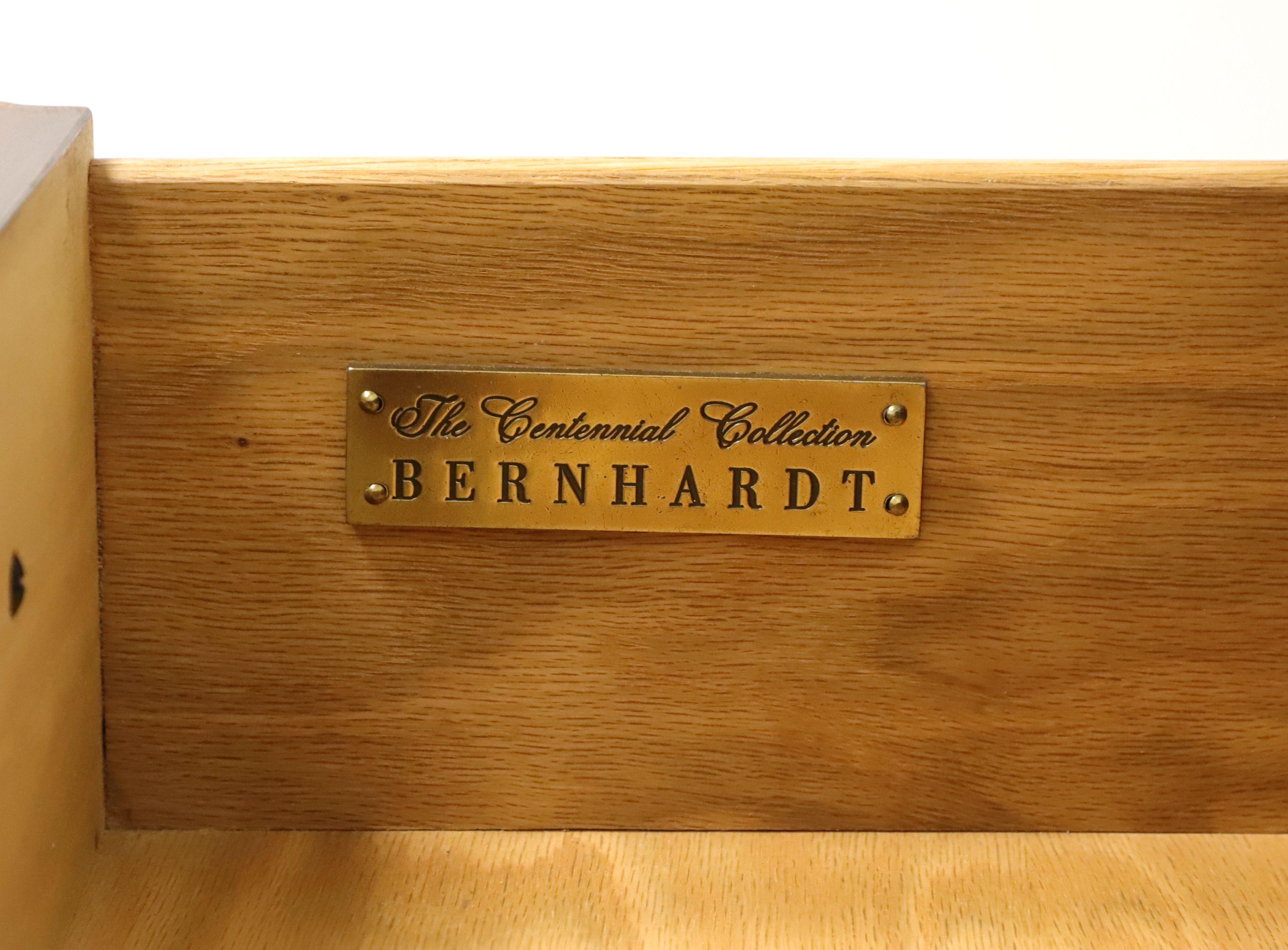 BERNHARDT commode Chippendale en acajou marqueté du centenaire en vente 4