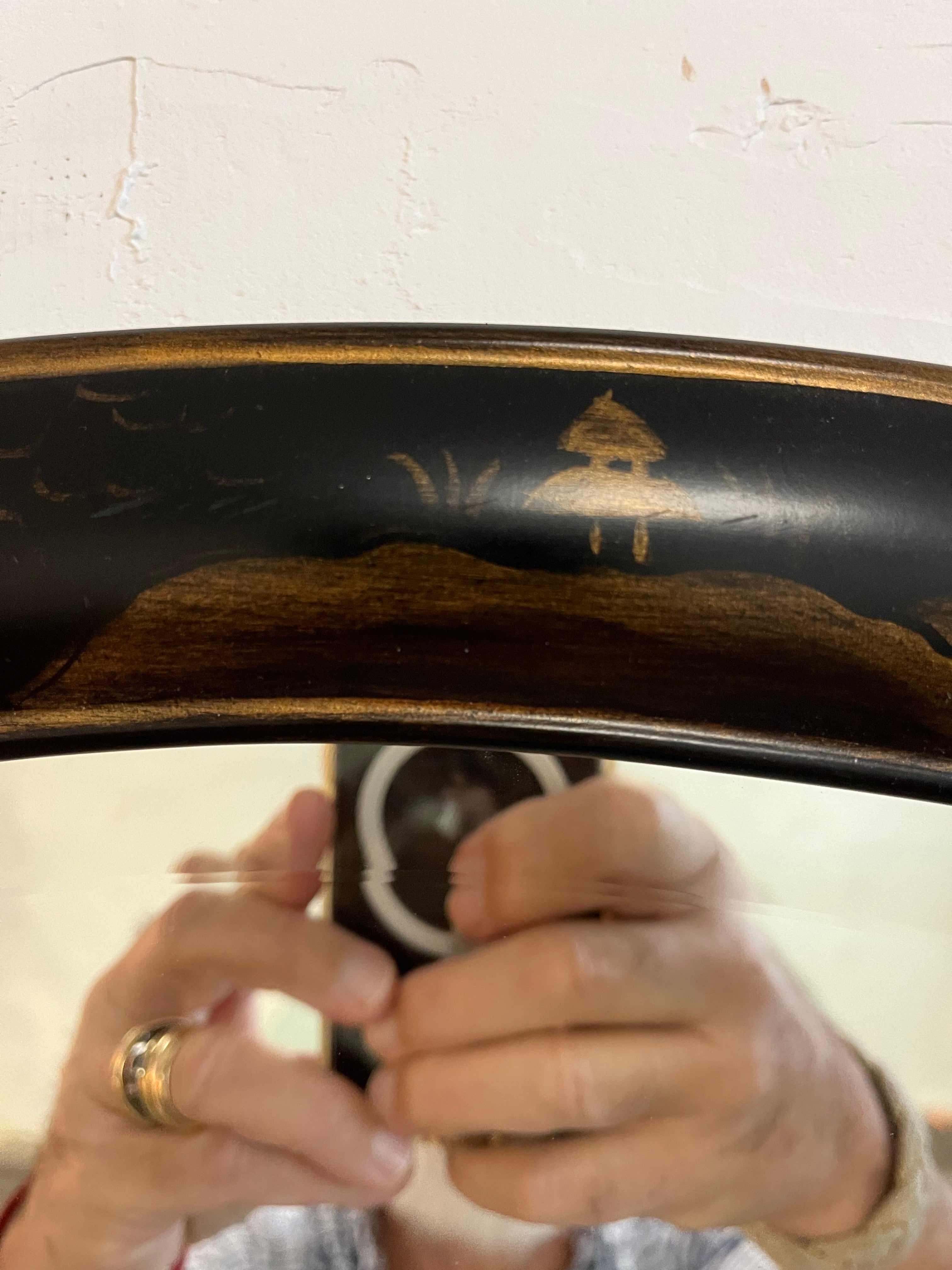 Magnifique miroir peint de style Chinoiserie par Bernhardt. Une belle échelle avec un bord fin orné d'un motif de paysage entoure une grande surface de miroir biseautée. 