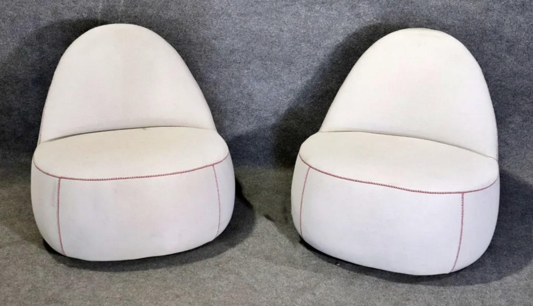Uniquely designed lounge chairs by Bernhardt Design. Called the Mitt chair, and made in the form of a mitten. Simple and modern design for your home.
Please confirm location NY or NJ