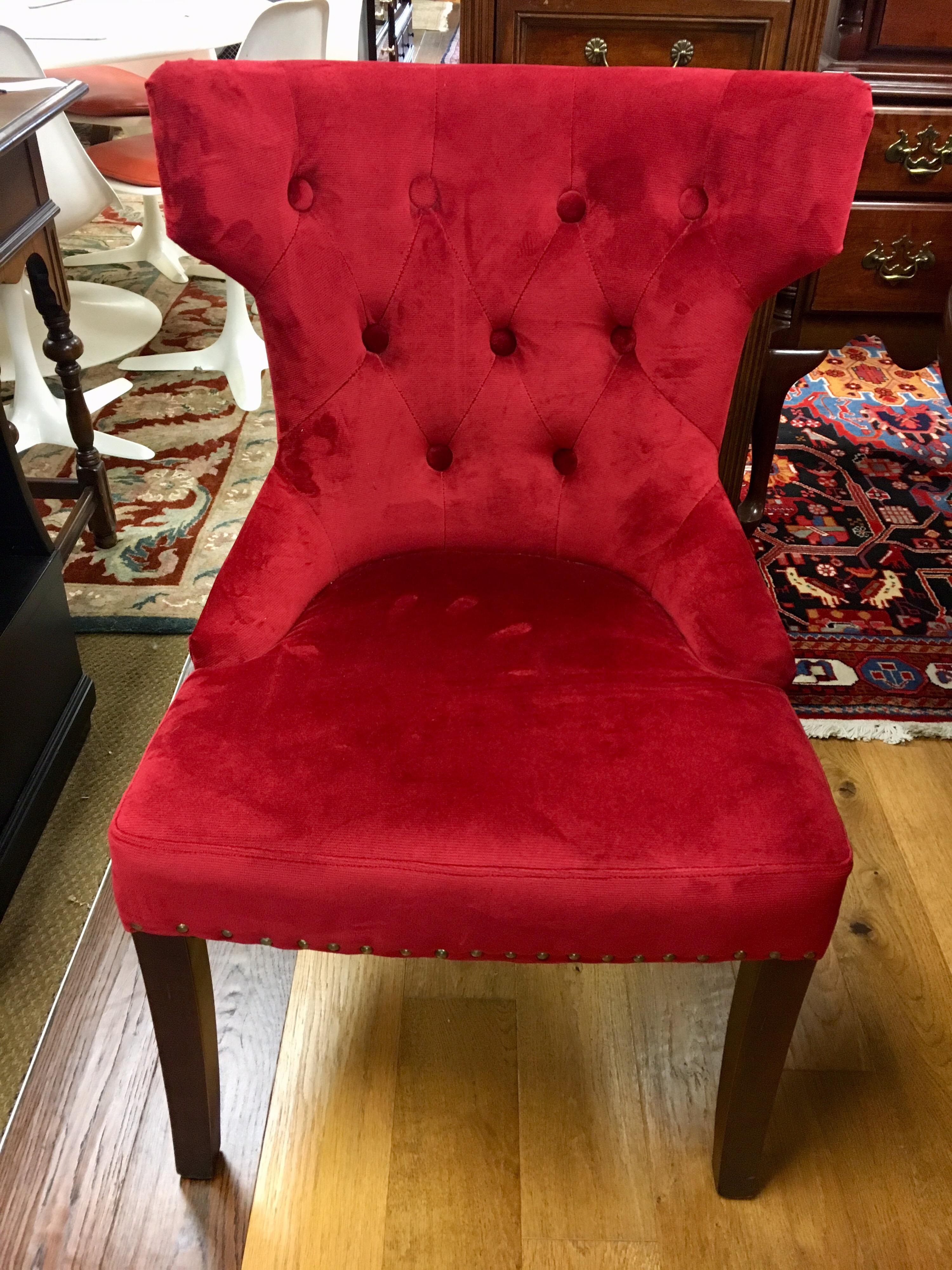Bernhardt Dining Room Set Round Mahogany Table and Nailhead Chairs In Good Condition In West Hartford, CT