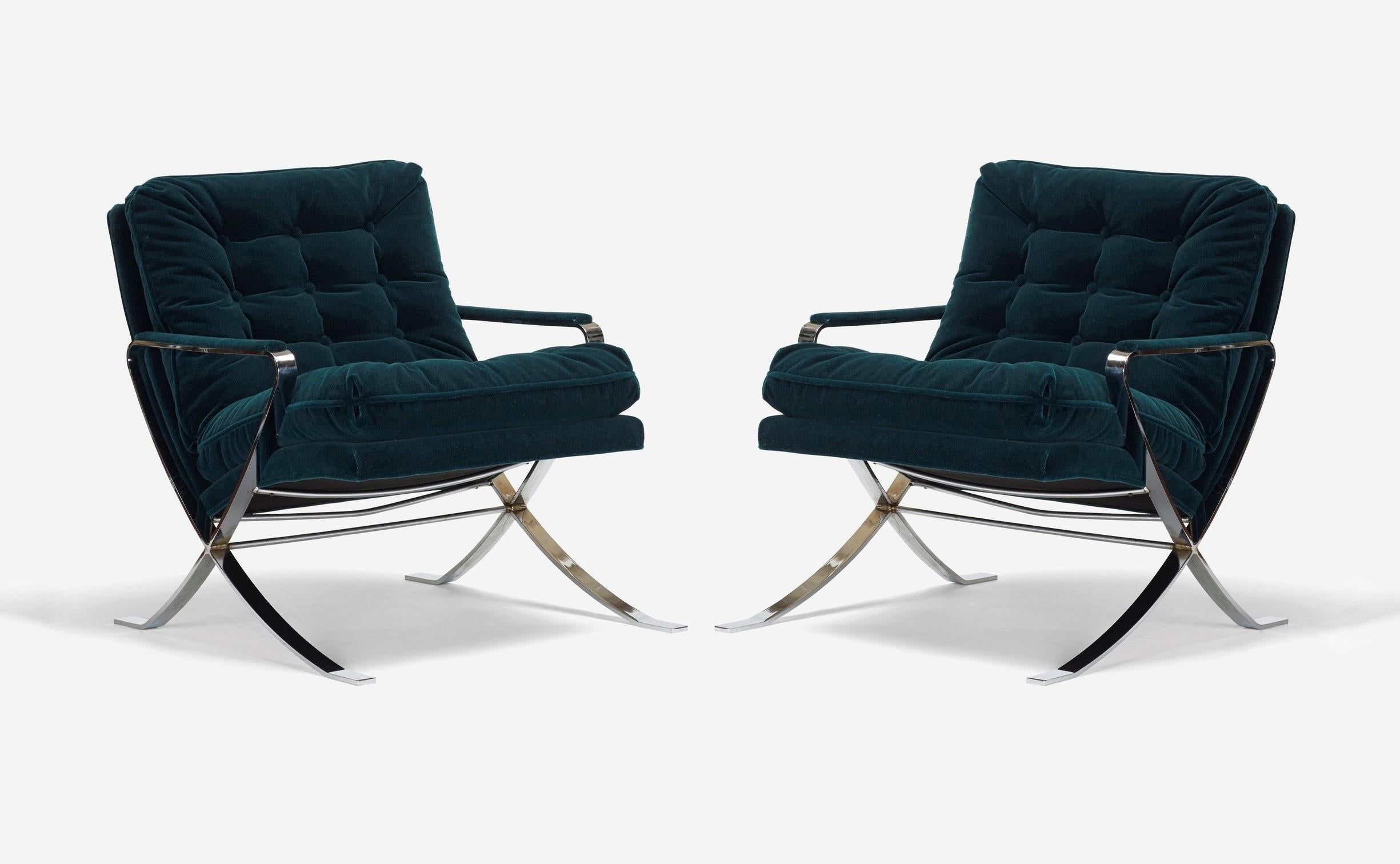 Elegante paire de chaises de salon nouvellement revêtues de velours vert cossu et d'acier plat chromé par Flair Furniture, inspirées des designs de chaises de Milo Baughman et de Mies Van der Rohe (Barcelona Chair). Flair est une entreprise de