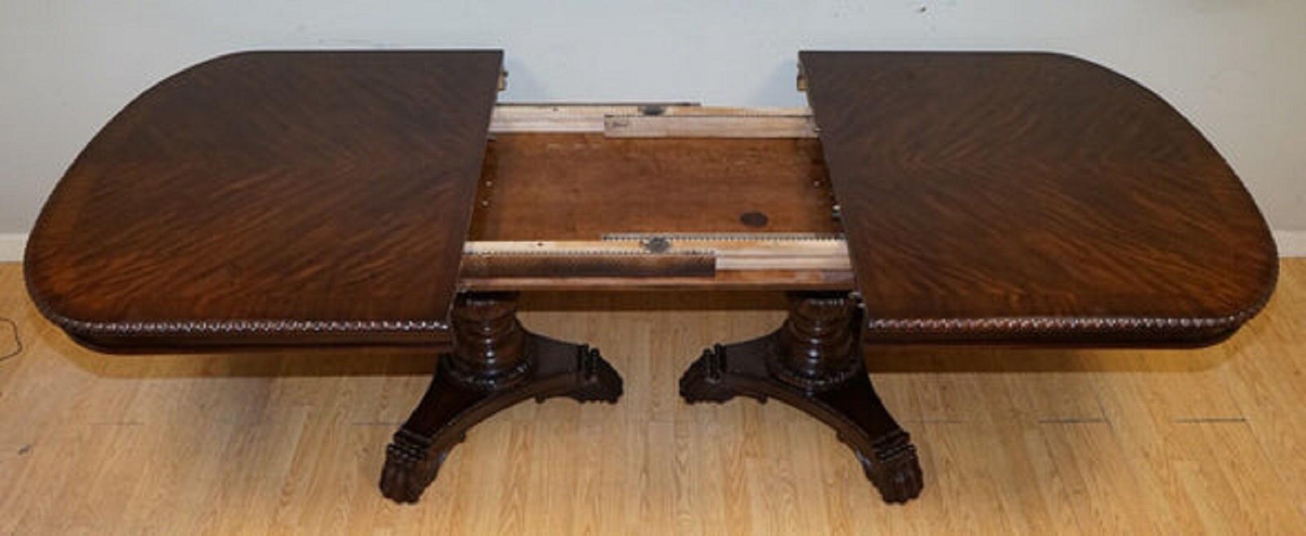 Table de salle à manger extensible en bois dur flammé sculpté de pattes de velours de Bernhardt en vente 3