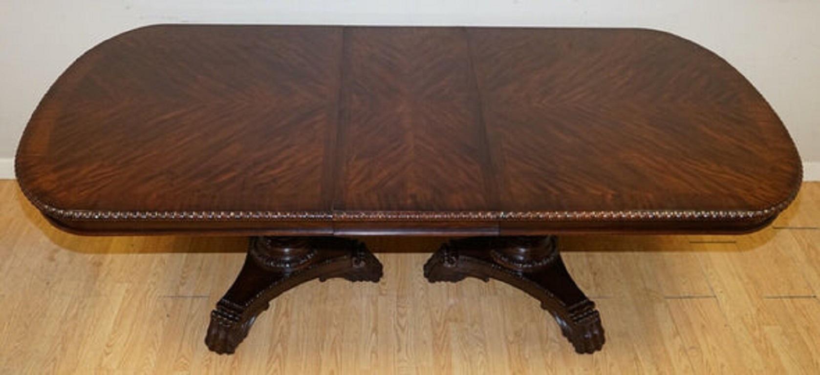 Table de salle à manger extensible en bois dur flammé sculpté de pattes de velours de Bernhardt en vente 4