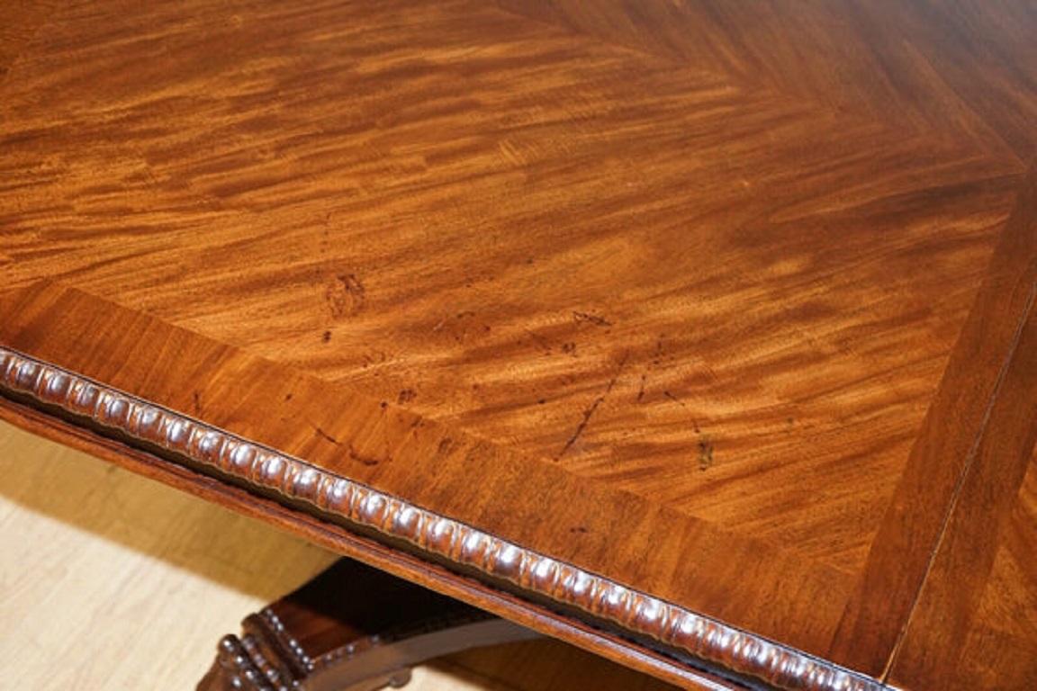 Nous sommes ravis de proposer à la vente cette superbe table de salle à manger en bois dur sculpté de pattes poilues.

Cette table de salle à manger fait partie d'une suite. Bernhardt Furniture est une entreprise américaine établie depuis plus de