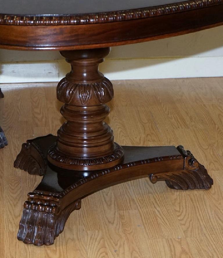 Table de salle à manger extensible en bois dur flammé sculpté de pattes de velours de Bernhardt en vente 1