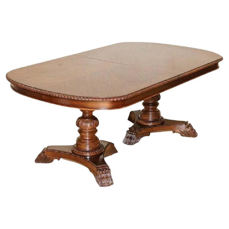 Table de salle à manger extensible en bois dur flammé sculpté de pattes de velours de Bernhardt en vente