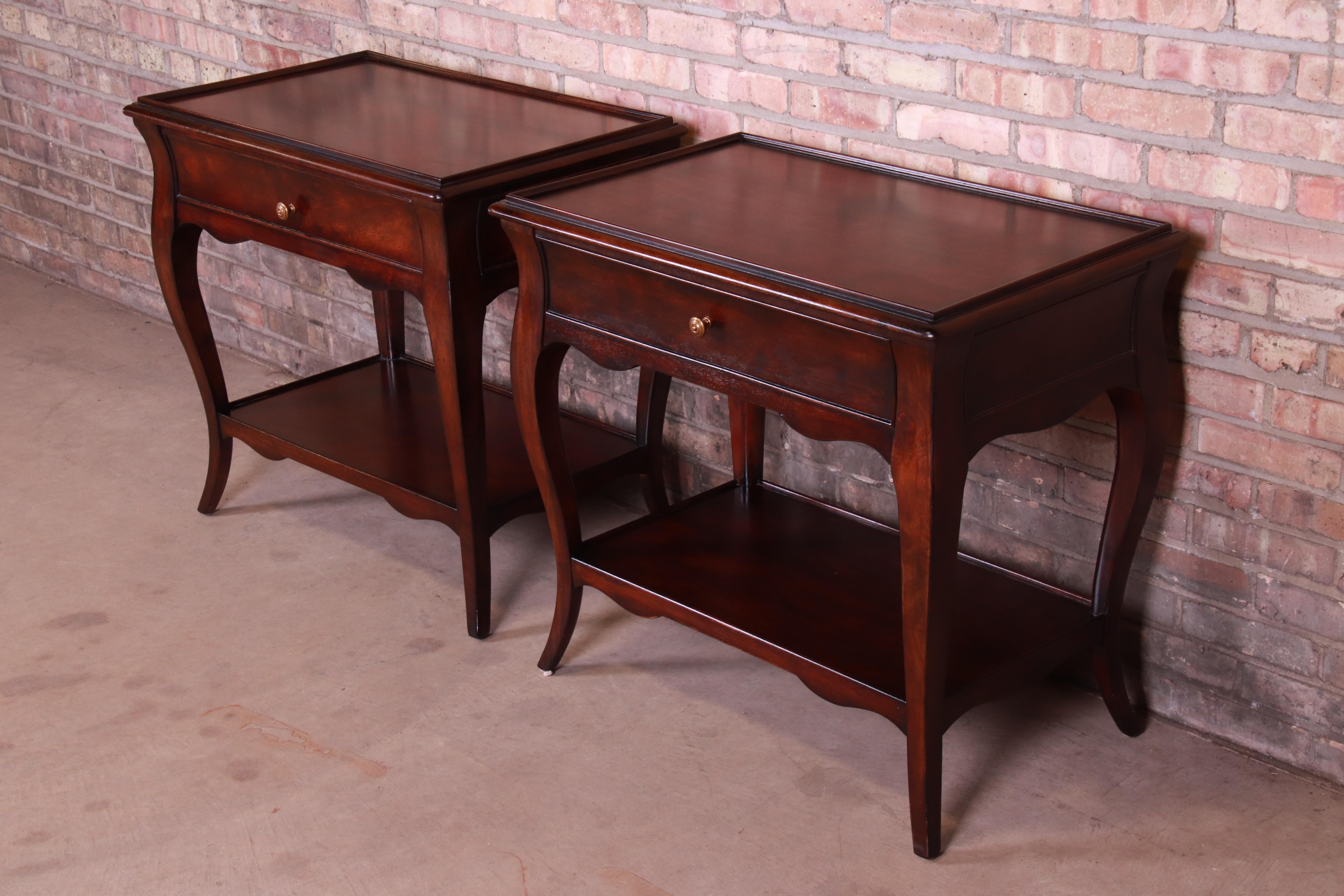 A gorgeous pair of French Provincial Louis XV style nightstands

By Bernhardt

USA, late 20th century

Mahogany, with original brass hardware.

Measures: 32