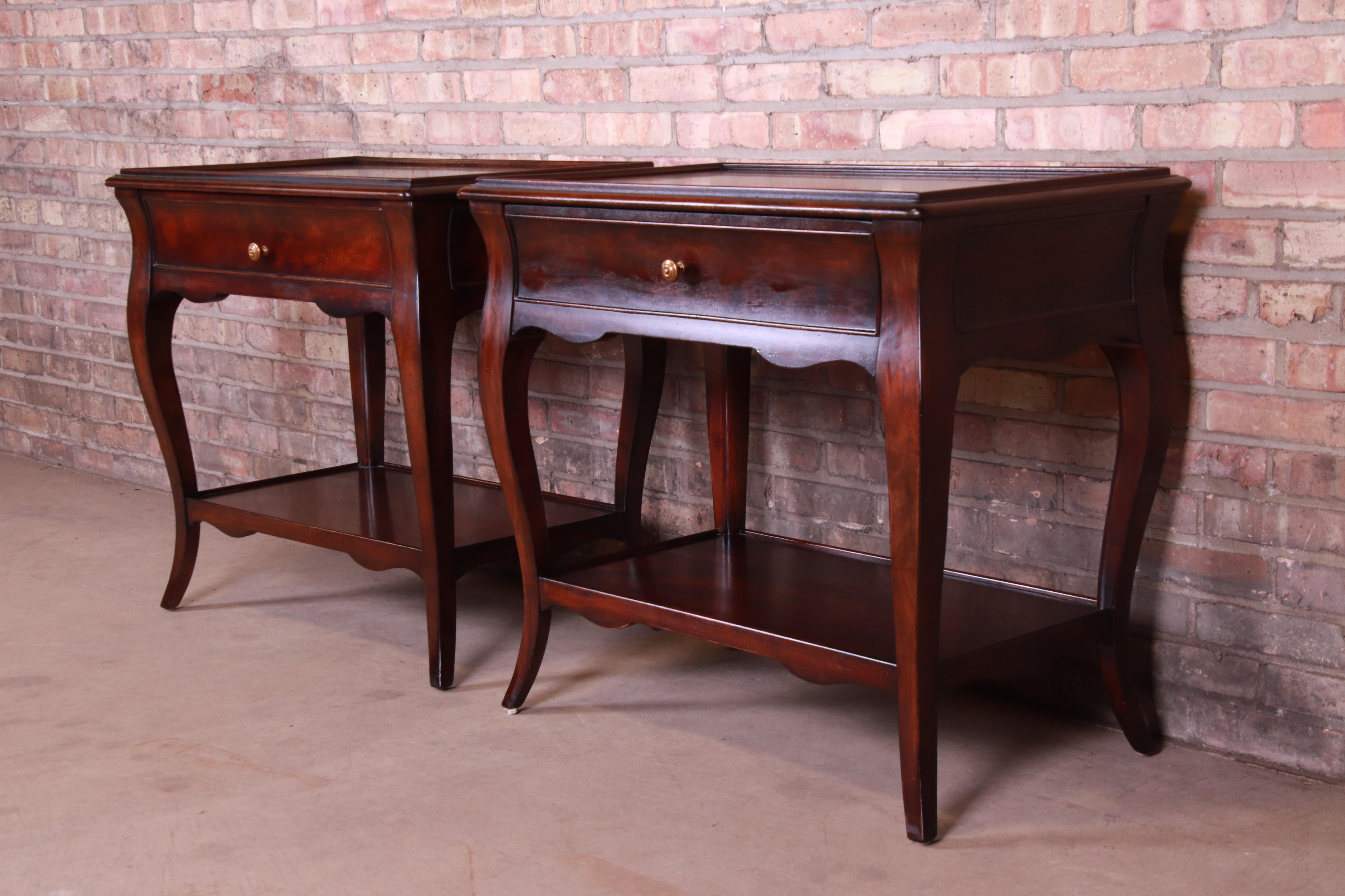Bernhardt French Provincial Louis XV Style Mahogany Nightstands, Pair In Good Condition In South Bend, IN