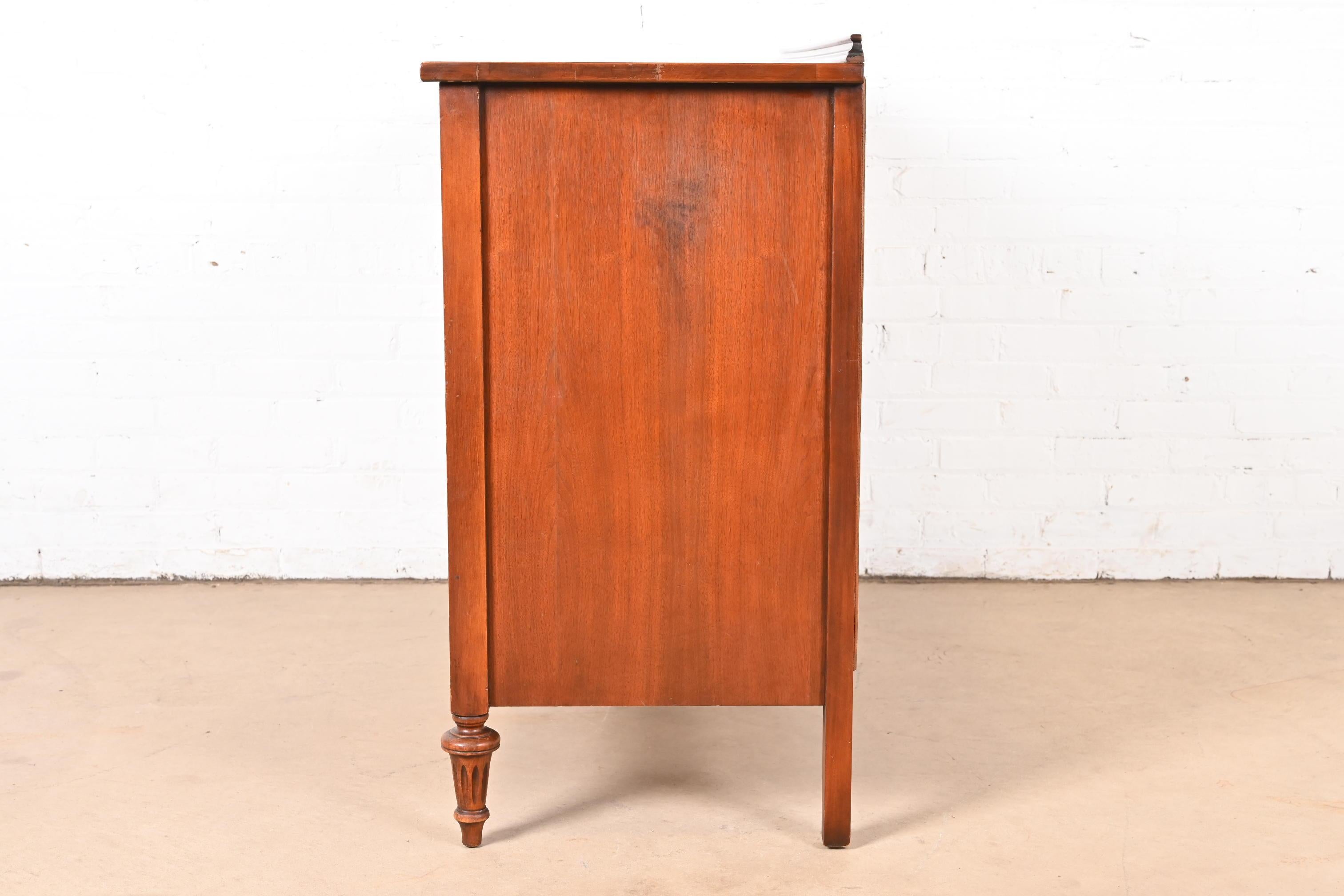 Bernhardt Credenza francese Regency Luigi XVI in noce sbavato Buffet o mobile bar in vendita 4