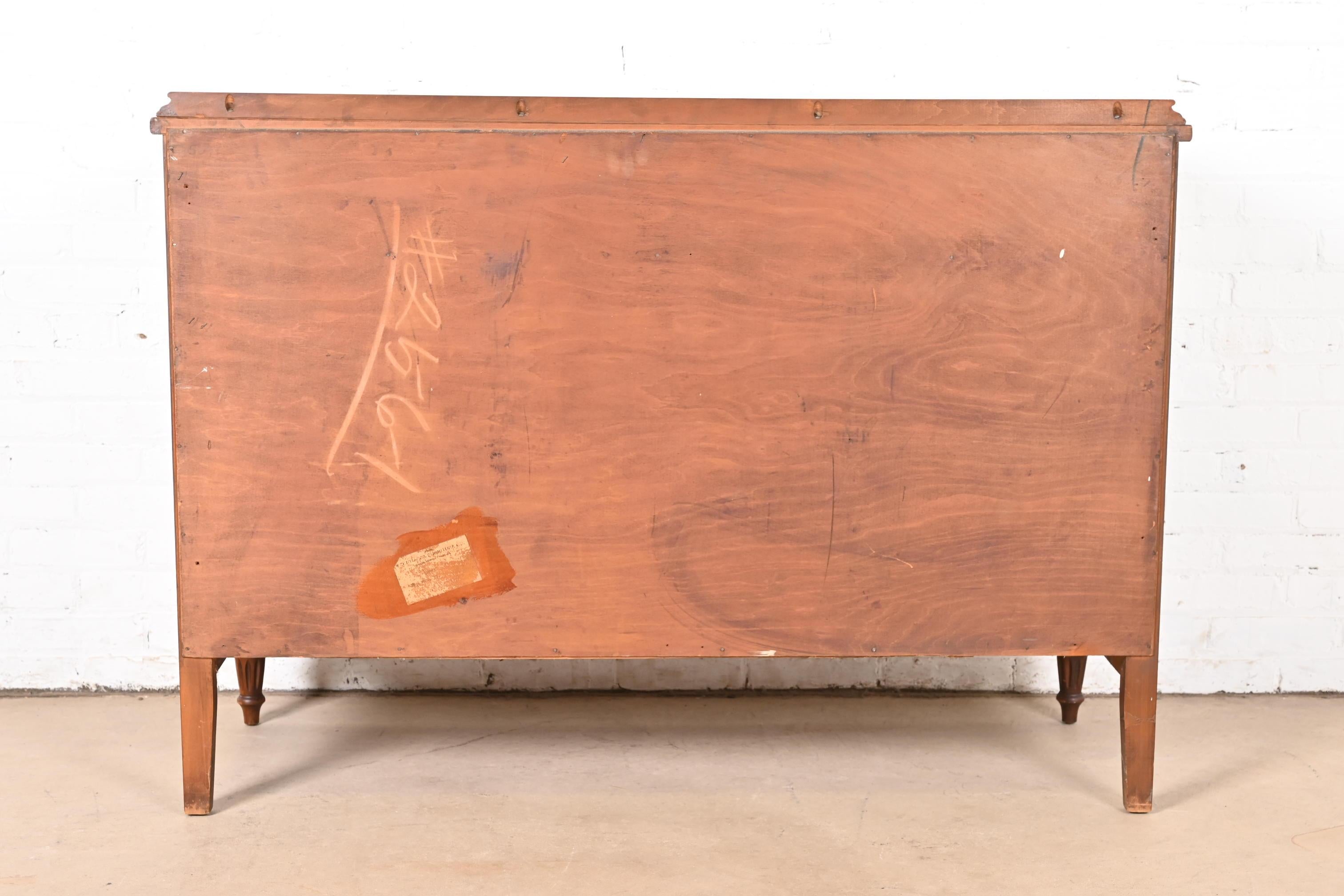 Bernhardt Credenza francese Regency Luigi XVI in noce sbavato Buffet o mobile bar in vendita 5