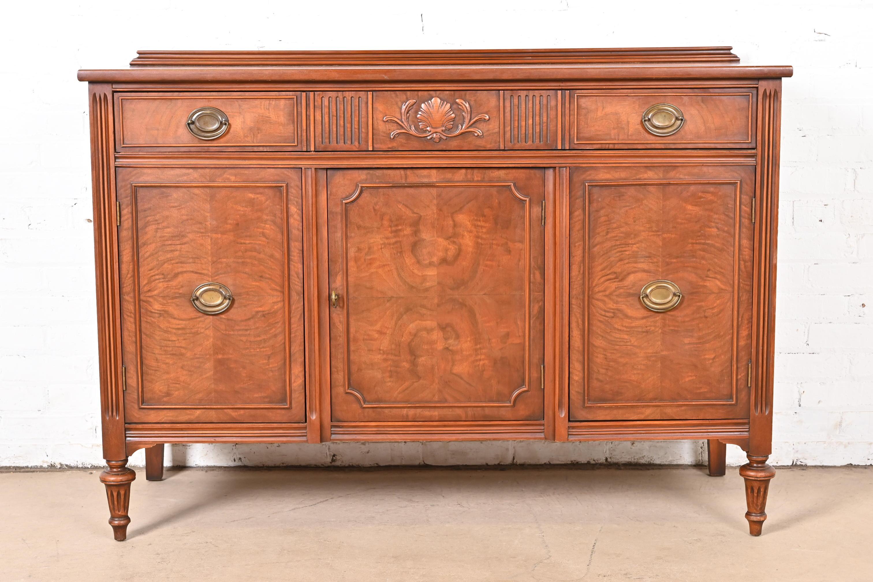 Una bellissima credenza, un buffet o un mobile bar in stile Luigi XVI della Reggenza francese.

Da Bernhardt Furniture

USA, Circa anni '50

Intagliato in noce burlato, con ferramenta originale in ottone.

Misure: 52