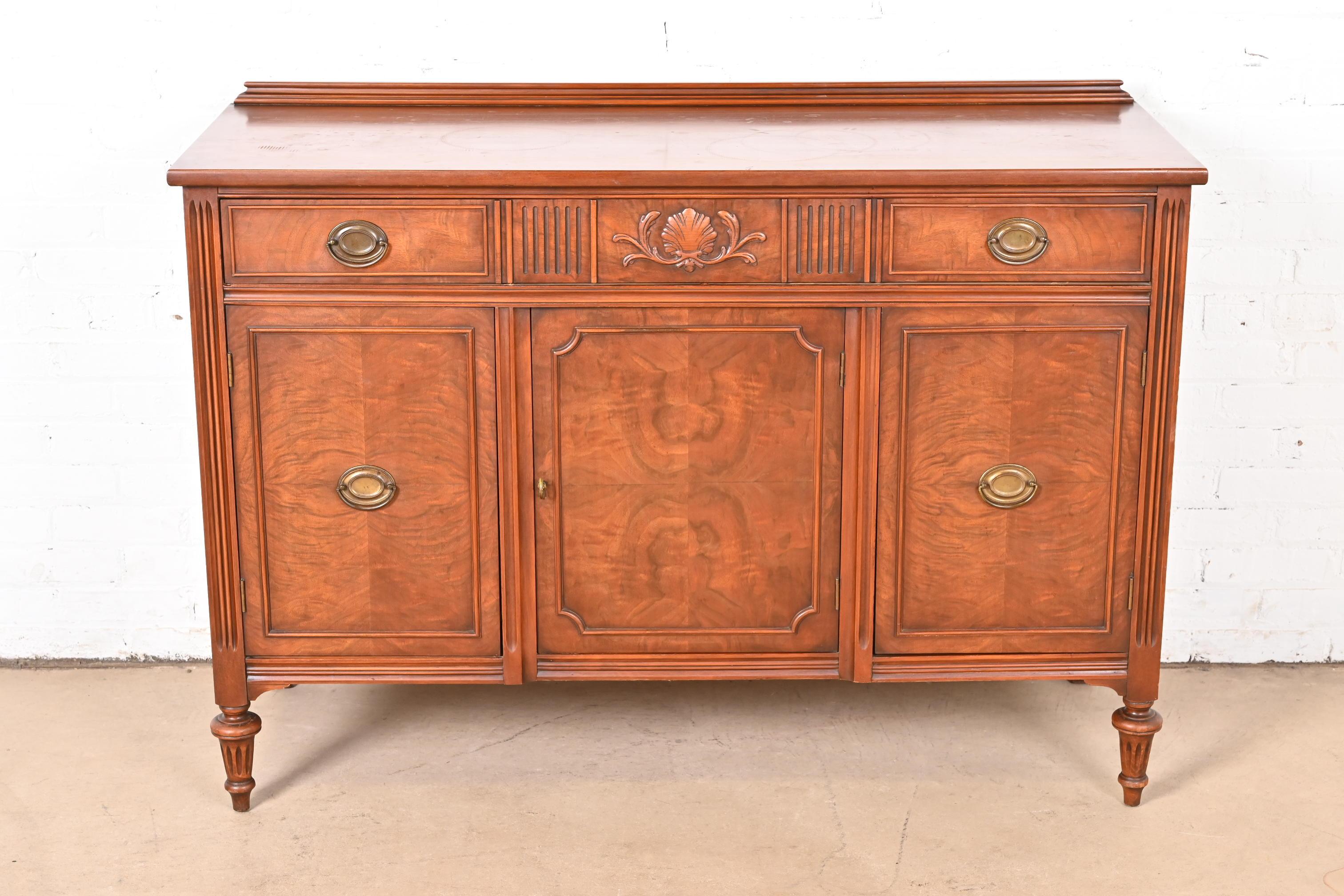Americano Bernhardt Credenza francese Regency Luigi XVI in noce sbavato Buffet o mobile bar in vendita