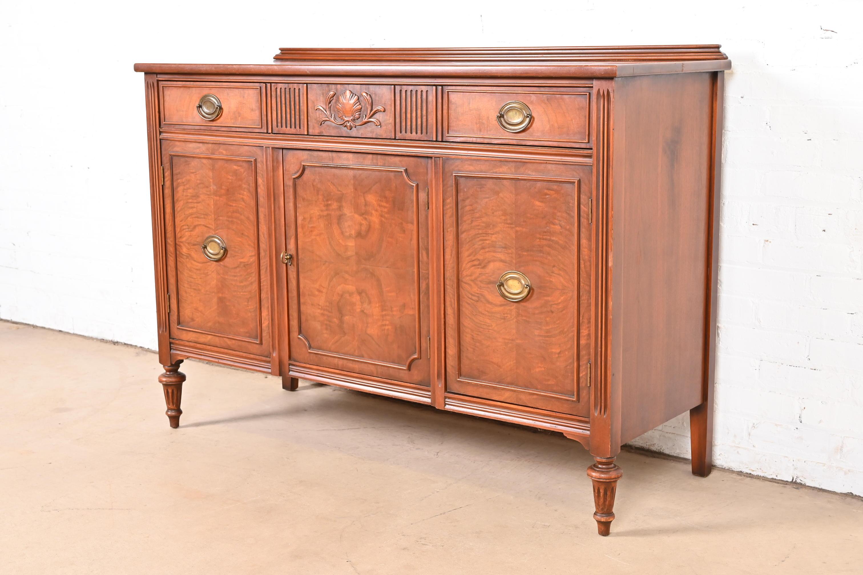 Bernhardt Credenza francese Regency Luigi XVI in noce sbavato Buffet o mobile bar In condizioni buone in vendita a South Bend, IN