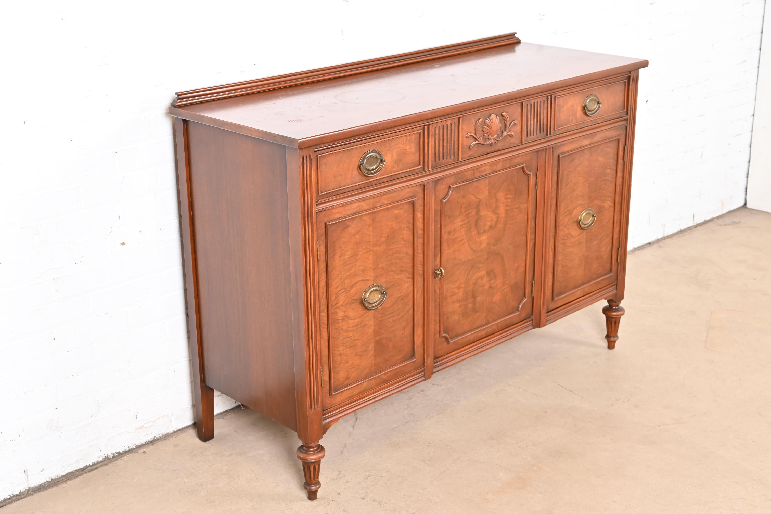 Metà XX secolo Bernhardt Credenza francese Regency Luigi XVI in noce sbavato Buffet o mobile bar in vendita