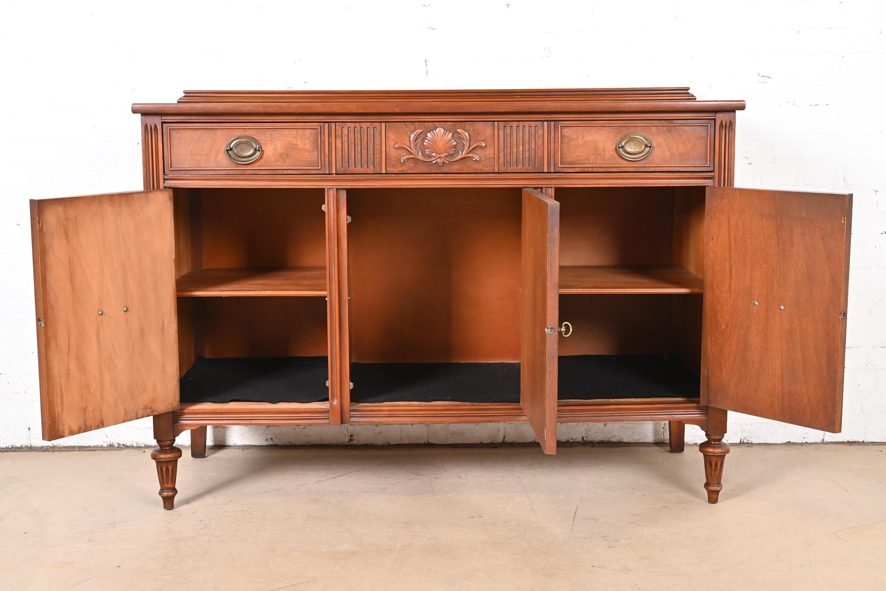 Ottone Bernhardt Credenza francese Regency Luigi XVI in noce sbavato Buffet o mobile bar in vendita