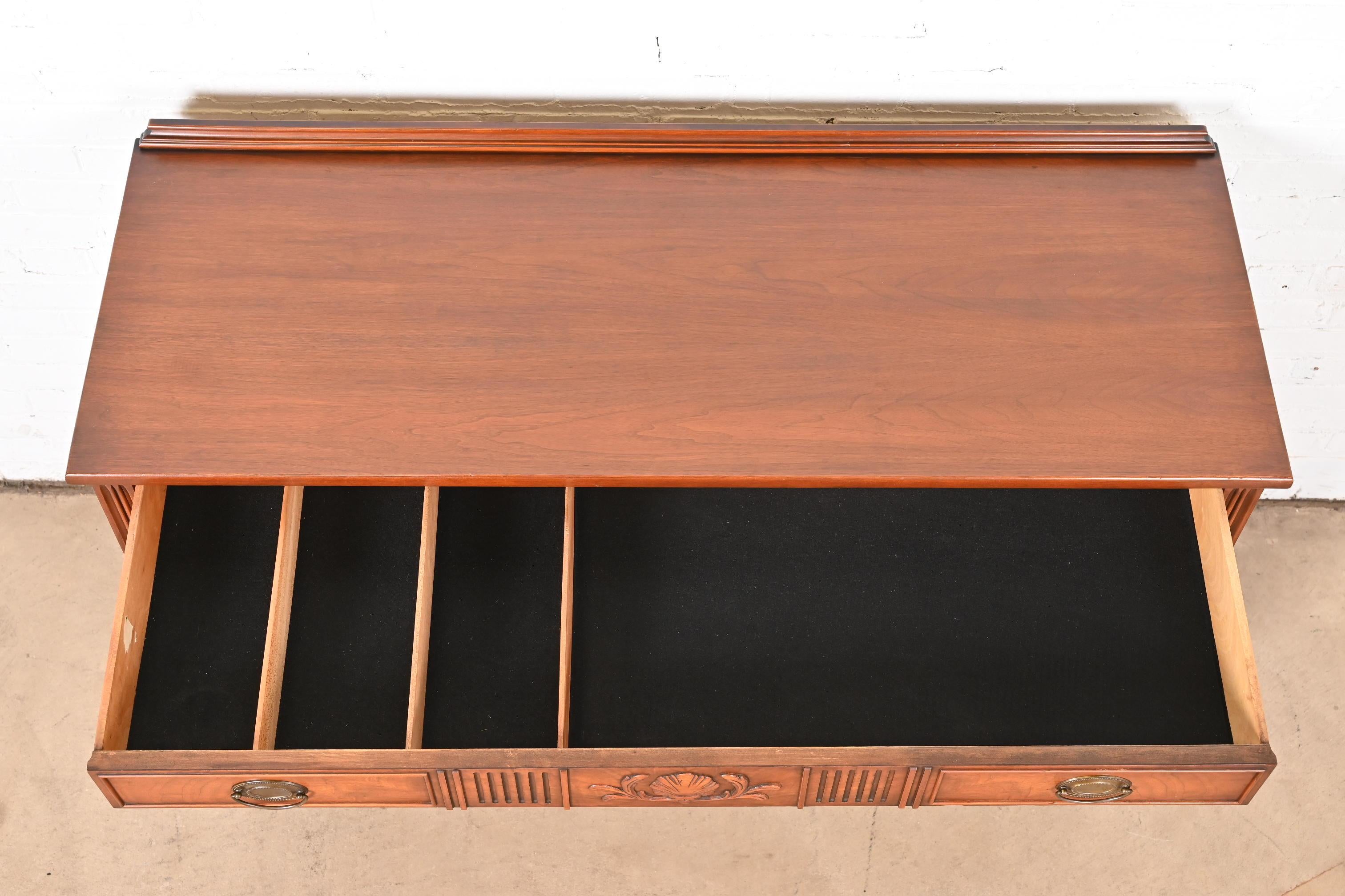 Bernhardt Credenza francese Regency Luigi XVI in noce sbavato Buffet o mobile bar in vendita 1