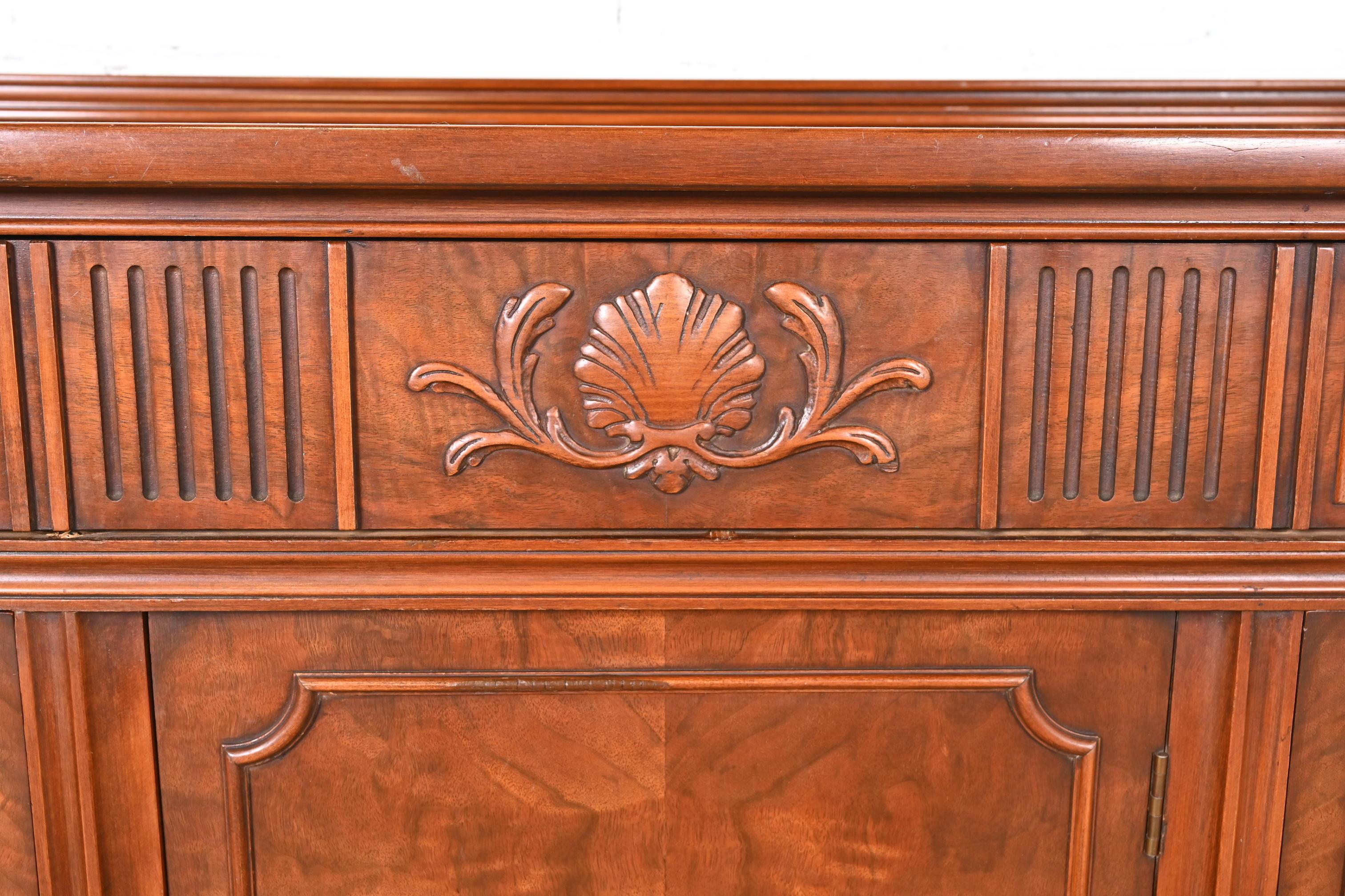 Bernhardt Credenza francese Regency Luigi XVI in noce sbavato Buffet o mobile bar in vendita 2