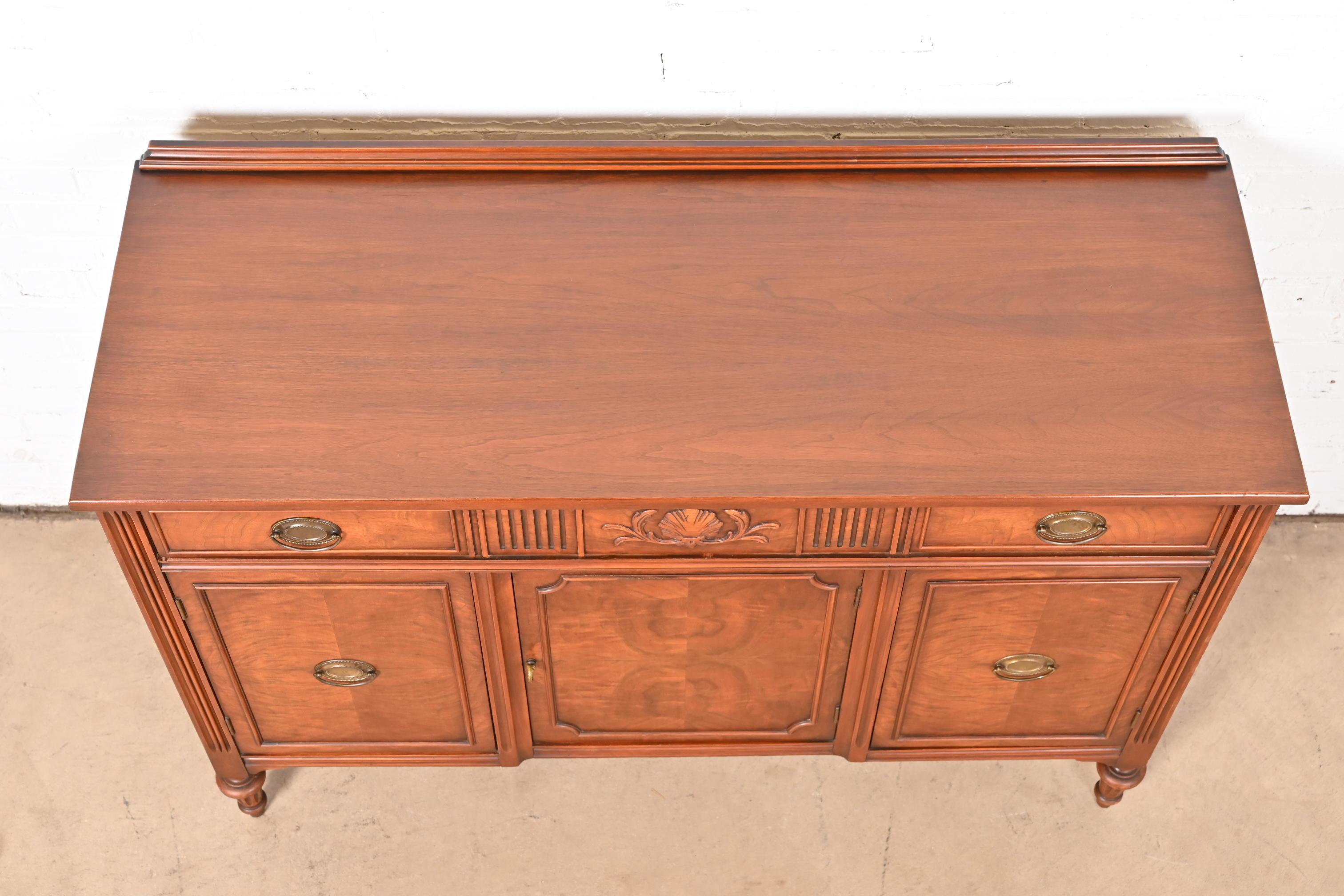 Bernhardt Credenza francese Regency Luigi XVI in noce sbavato Buffet o mobile bar in vendita 3