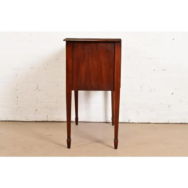 Credenza o buffet francese Regency Luigi XVI di Bernhardt, CIRCA 1940 in vendita 4