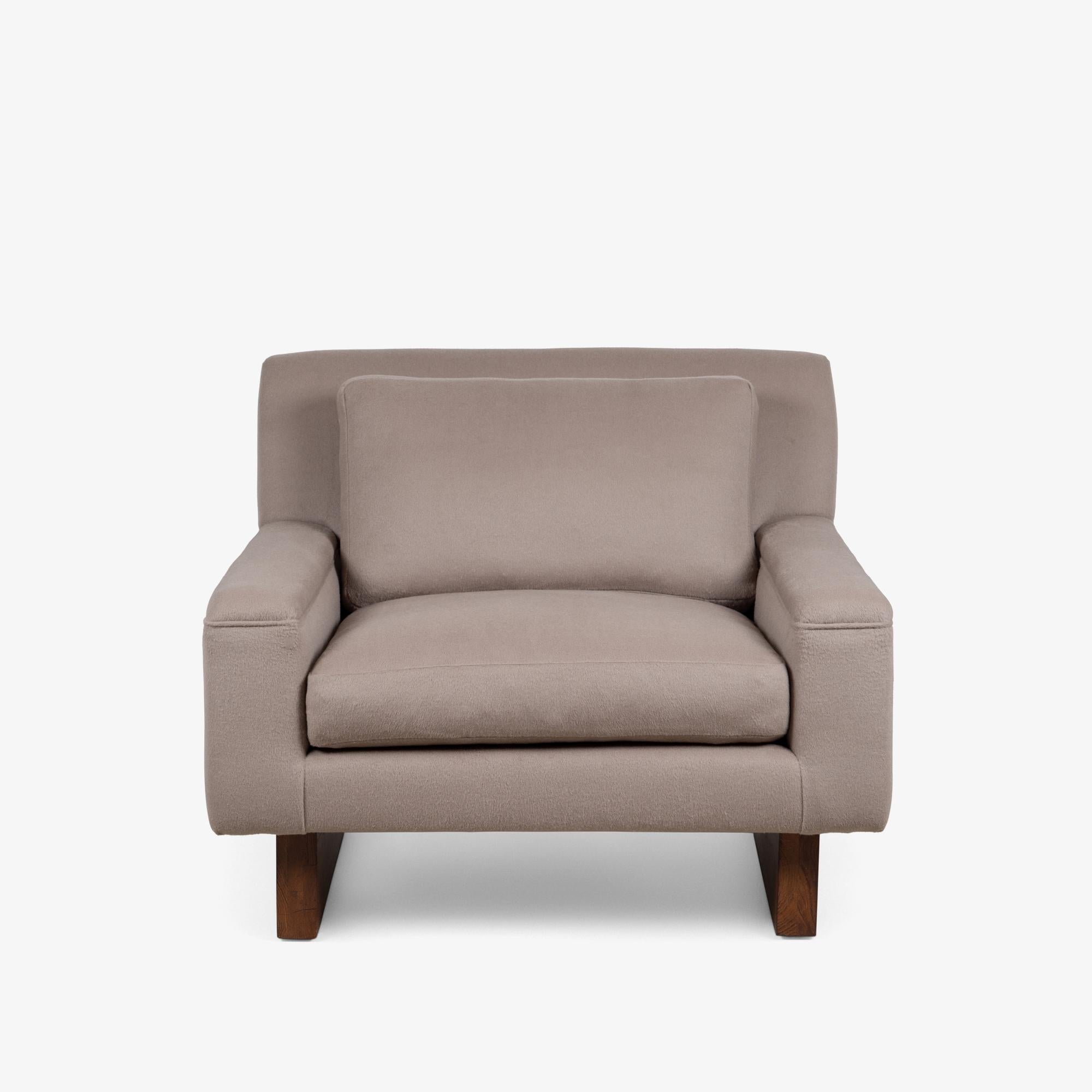 Bernhardt Furniture Club Lounge Chairs in Alpaca & Walnut Bases by Flair, Pair In Good Condition For Sale In Stamford, CT
