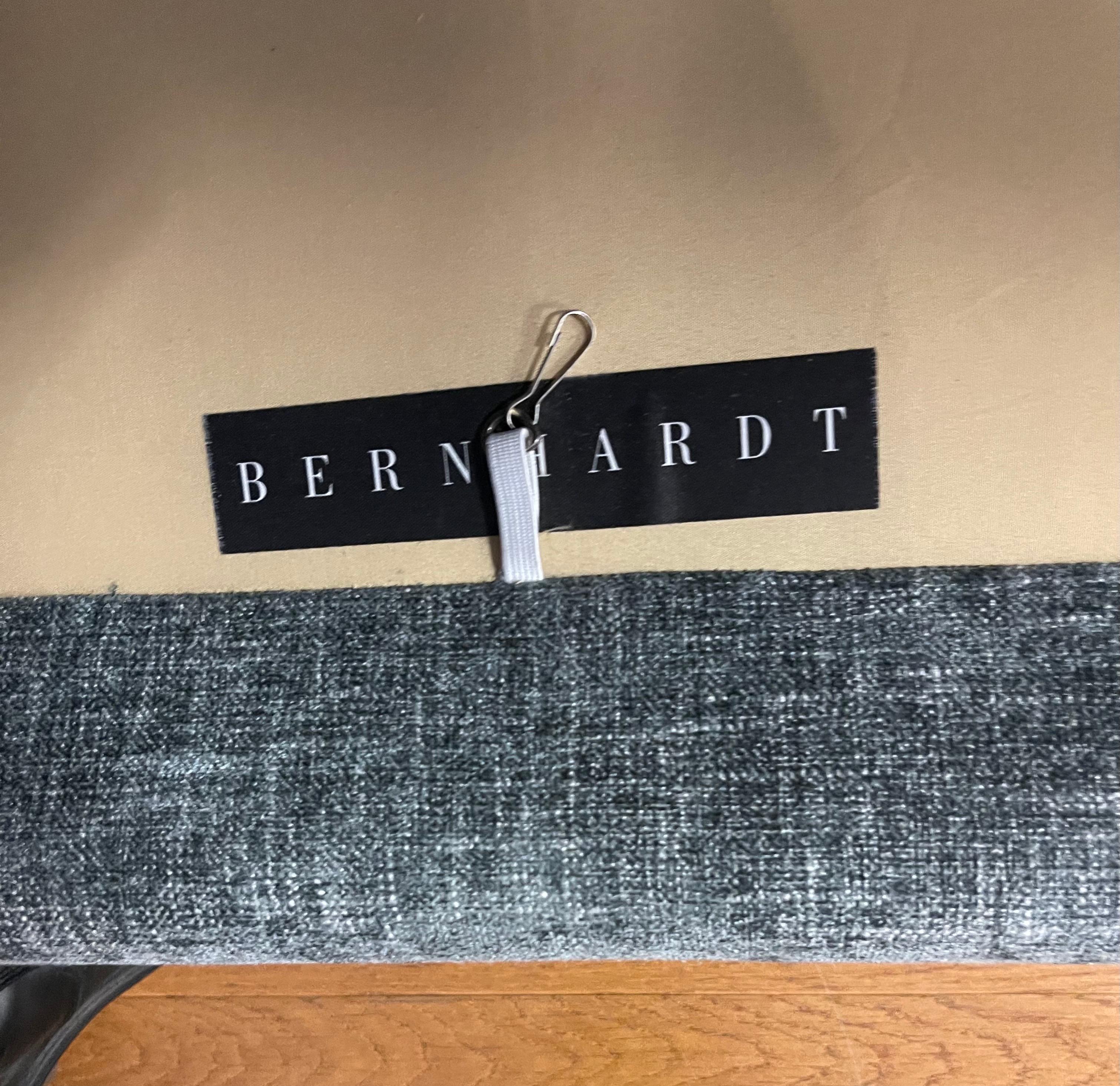 Bernhardt Furniture canapé gris transitionnel tapissé de têtes de clous 3