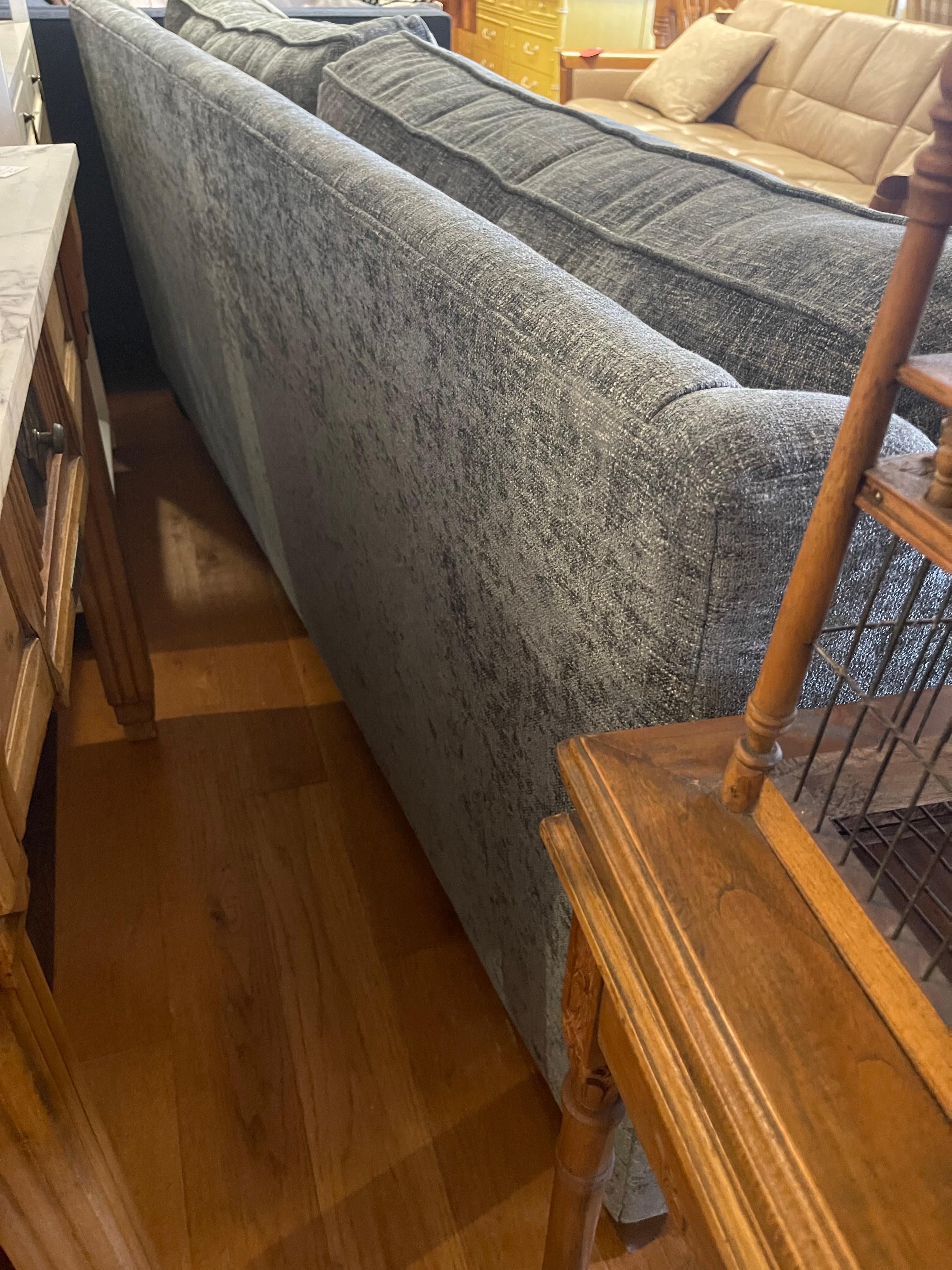 Bernhardt Furniture canapé gris transitionnel tapissé de têtes de clous 4