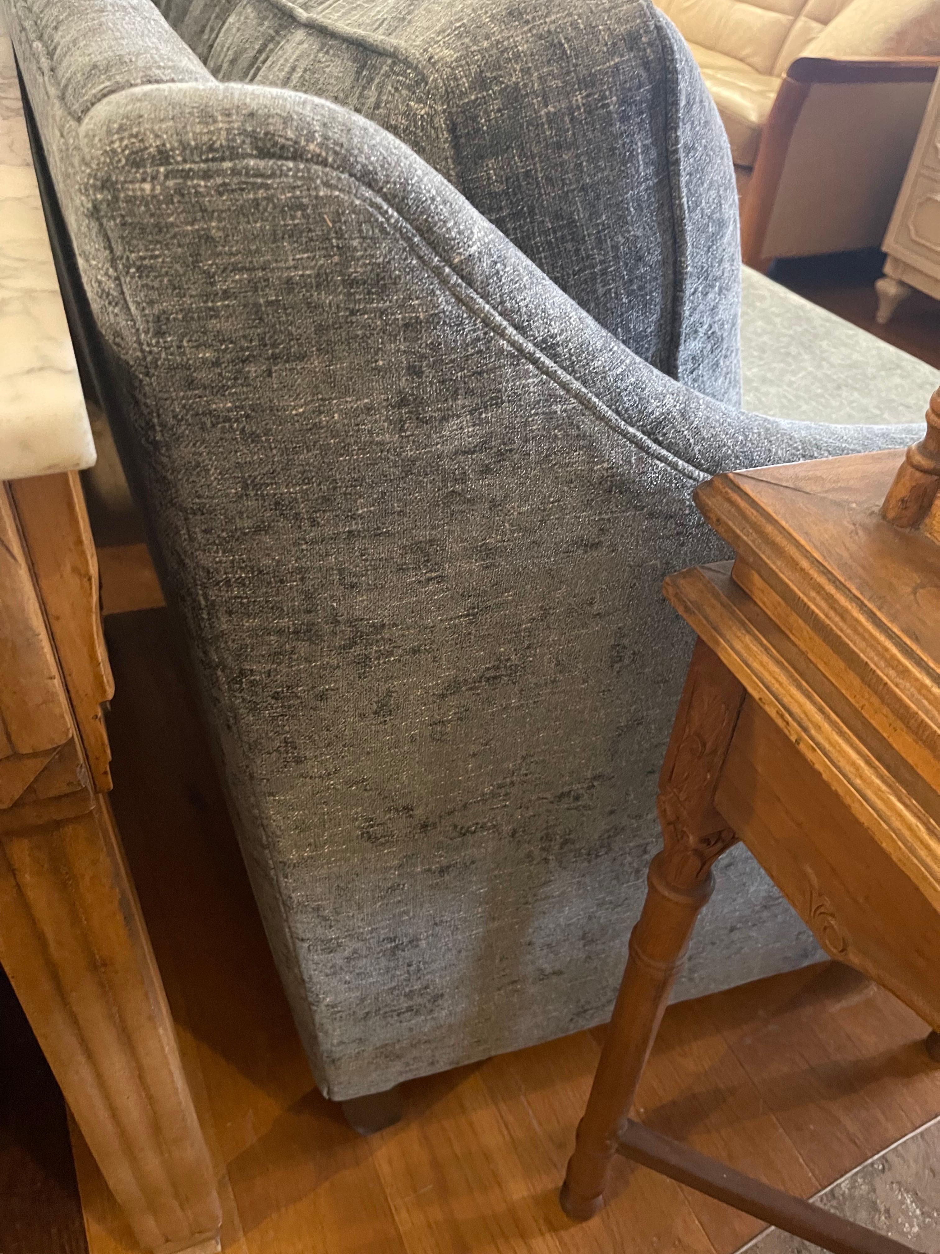 Bernhardt Furniture canapé gris transitionnel tapissé de têtes de clous 2