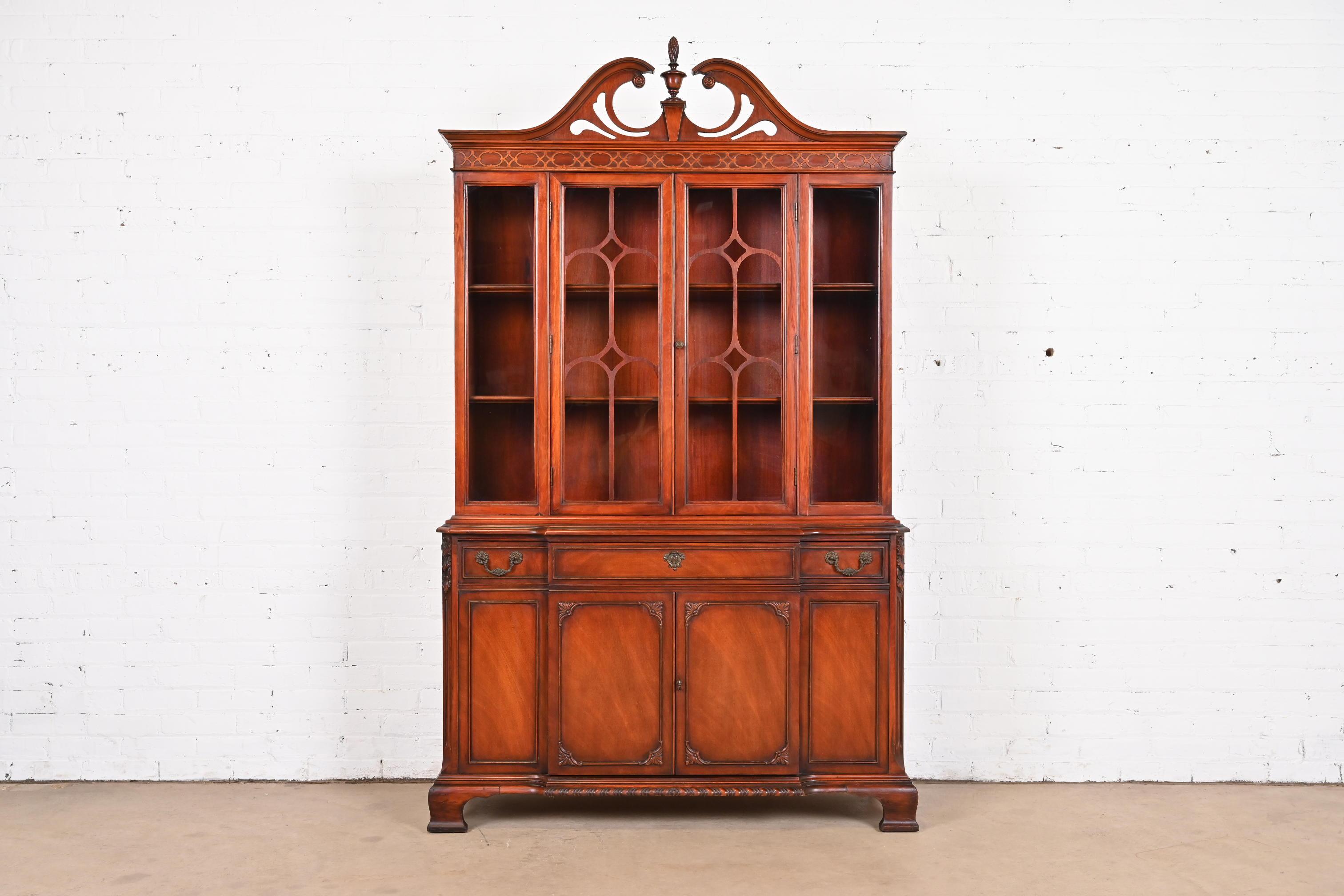 A gorgeous Georgian or Chippendale style breakfront bookcase or dining cabinet

By Bernhardt Furniture

USA, Mid-20th Century

Stunning carved mahogany, with mullioned glass front doors, and original brass hardware.

Measures: 48.75