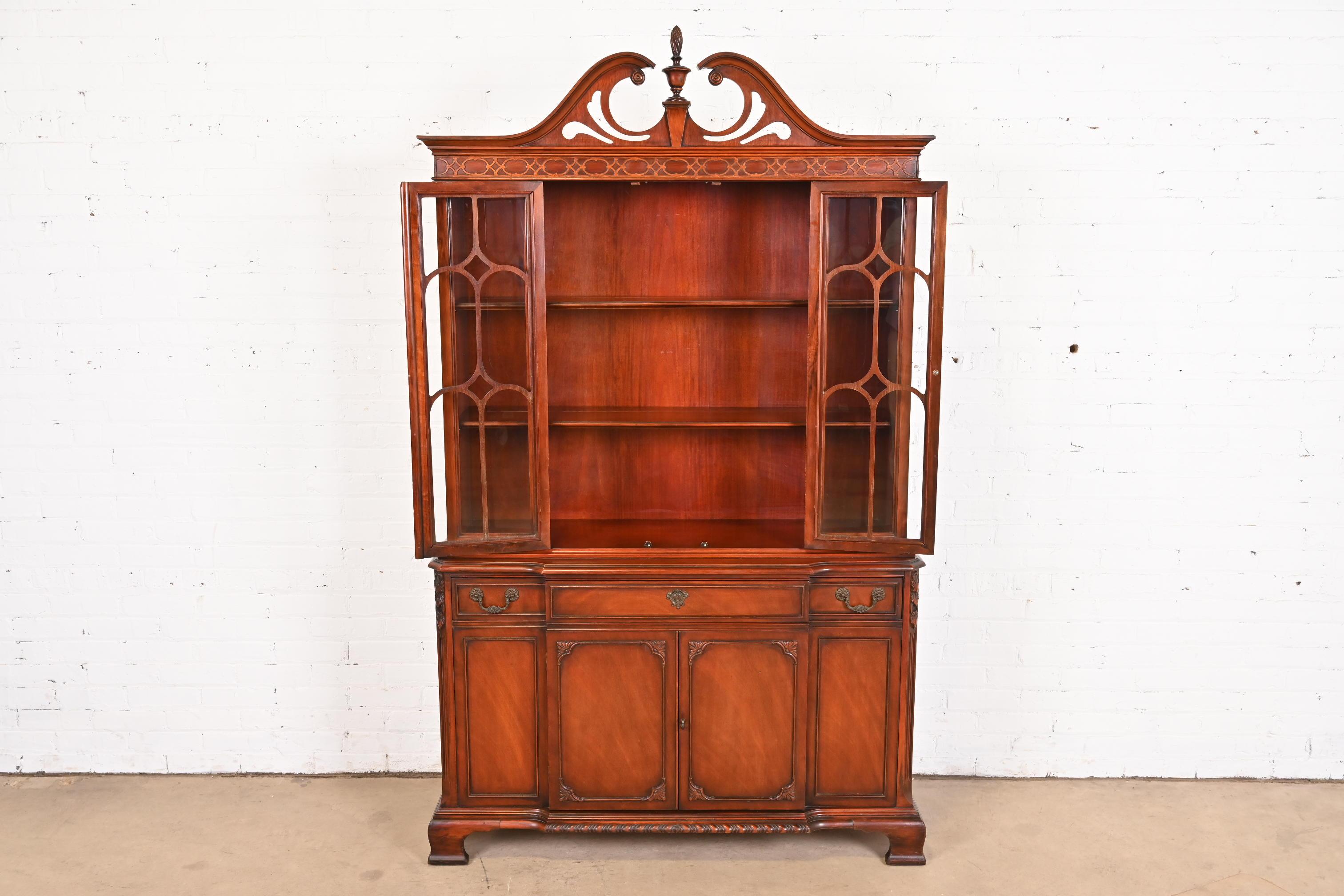 Bernhardt Georgian Carved Mahogany Breakfront Bookcase Cabinet In Good Condition For Sale In South Bend, IN