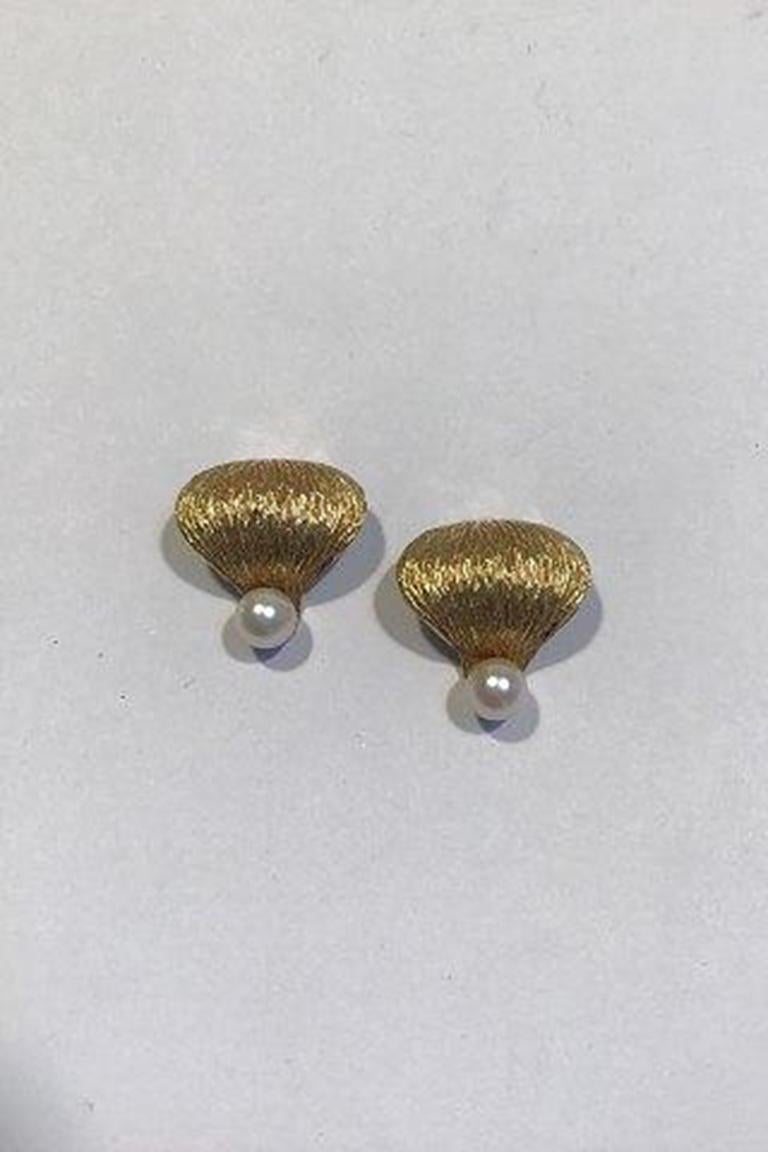 Bernhardt Hertz 14 ct. Gold Earclips with a pearl and barkfinish.

Weight combined 5.8 gr/0.21 oz.