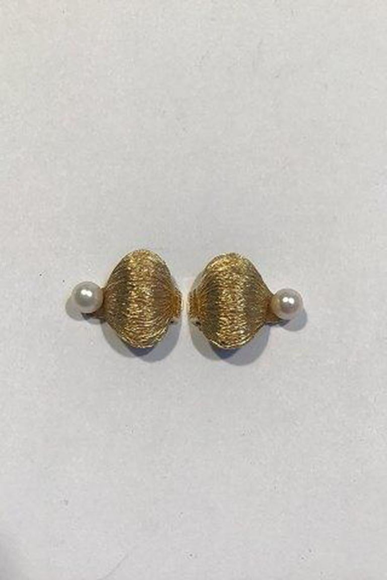 Bernhardt Hertz 14 Ct. Gold Earclips with a Pearl and Barkfinish In Good Condition For Sale In Copenhagen, DK