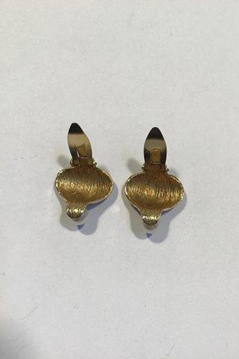 20th Century Bernhardt Hertz 14 Ct. Gold Earclips with a Pearl and Barkfinish For Sale