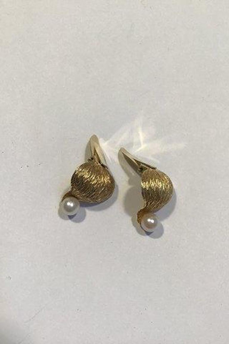 Bernhardt Hertz 14 Ct. Gold Earclips with a Pearl and Barkfinish For Sale 1