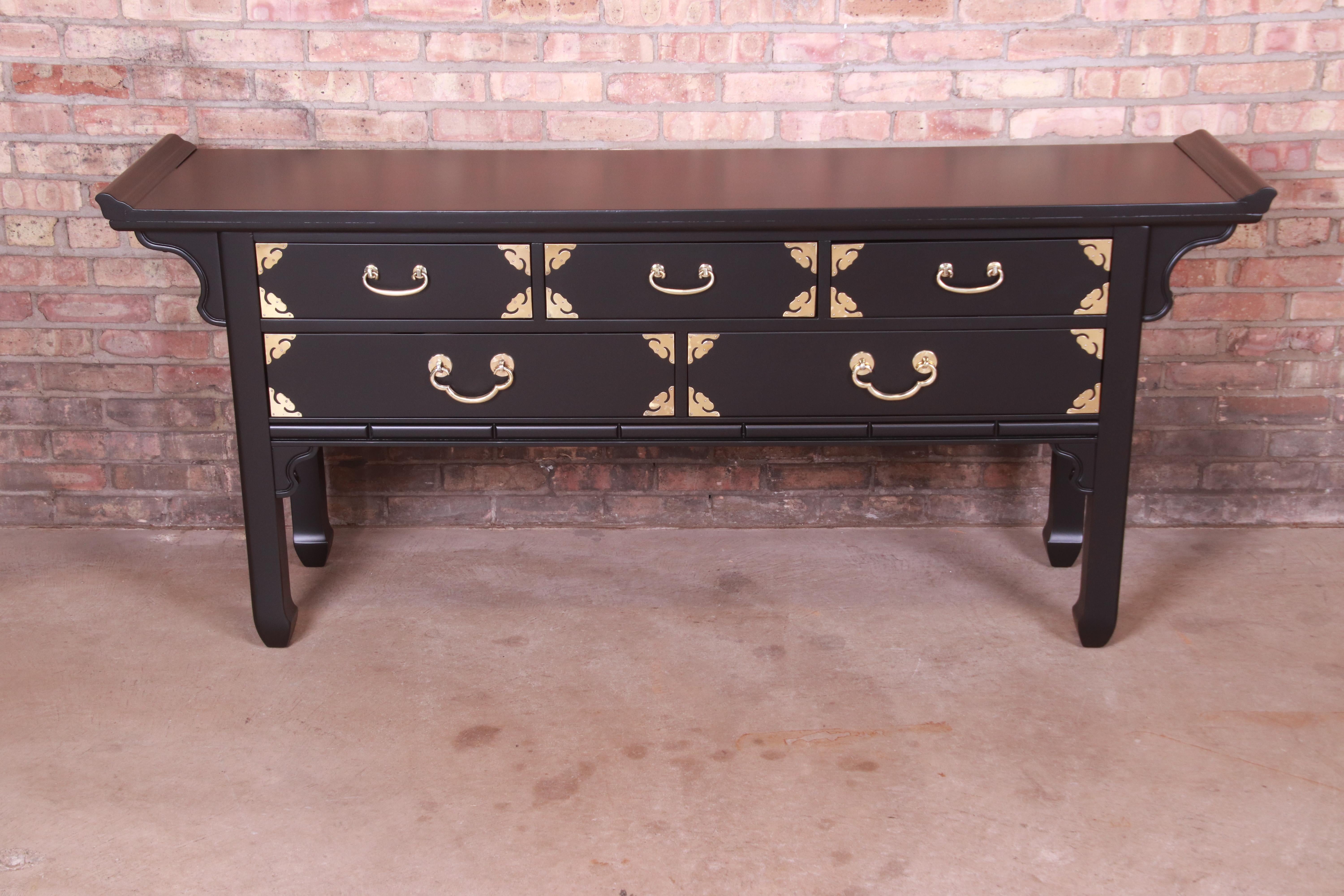 An exceptional Hollywood Regency Chinoiserie sideboard, buffet server, or console table

By Bernhardt

USA, Circa 1970s

Black lacquered walnut, with brass hardware.

Measures: 72