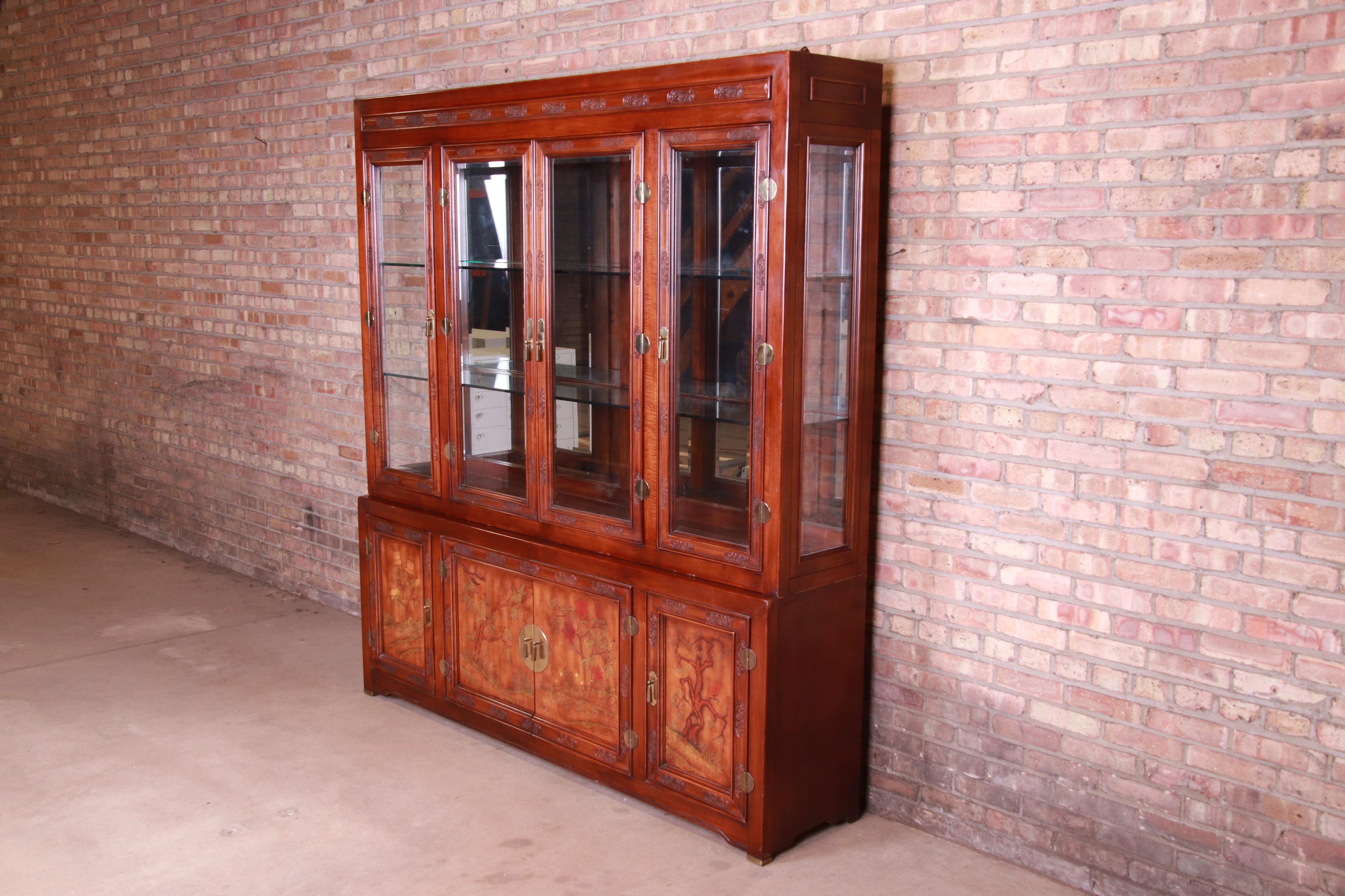 A gorgeous Hollywood Regency chinoiserie breakfront bookcase or bar cabinet

By Bernhardt

USA, circa 1970s

Carved mahogany with Asian nature scenes, glass doors and shelves, mirrored back, and original brass hardware.

Measures: 76