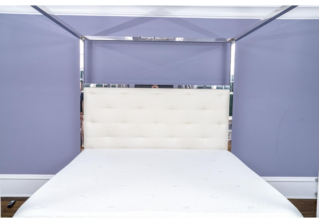 Un letto king size composto da una testata imbottita con bottoni in ecopelle, una struttura in acciaio inox lucido con sponde laterali e baldacchino. Prodotto da Bernhardt Interiors. Il materasso e le molle non sono inclusi.

Nota: il letto viene