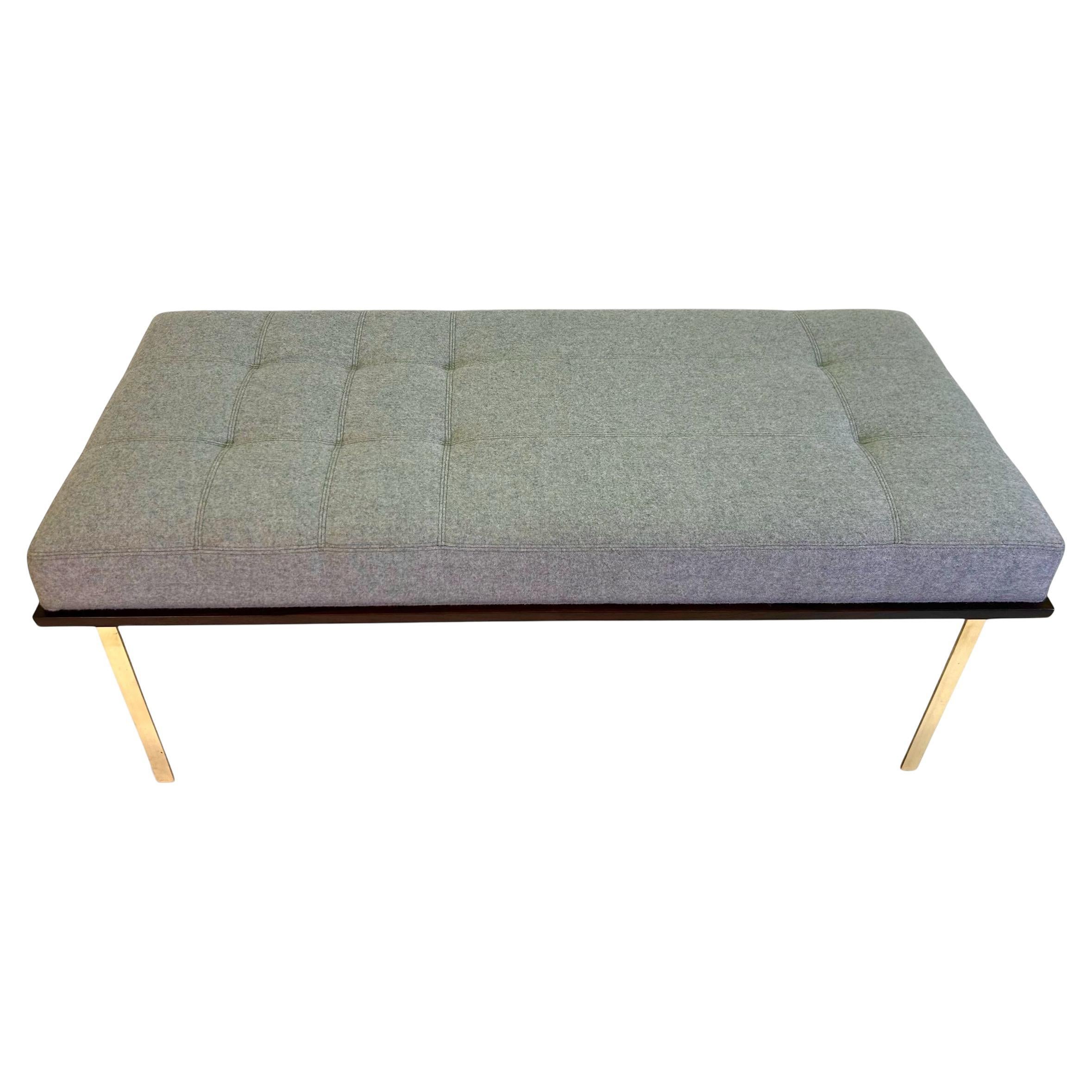 Panchina Bernhardt "Manhattan" personalizzata con gambe in ottone massiccio.