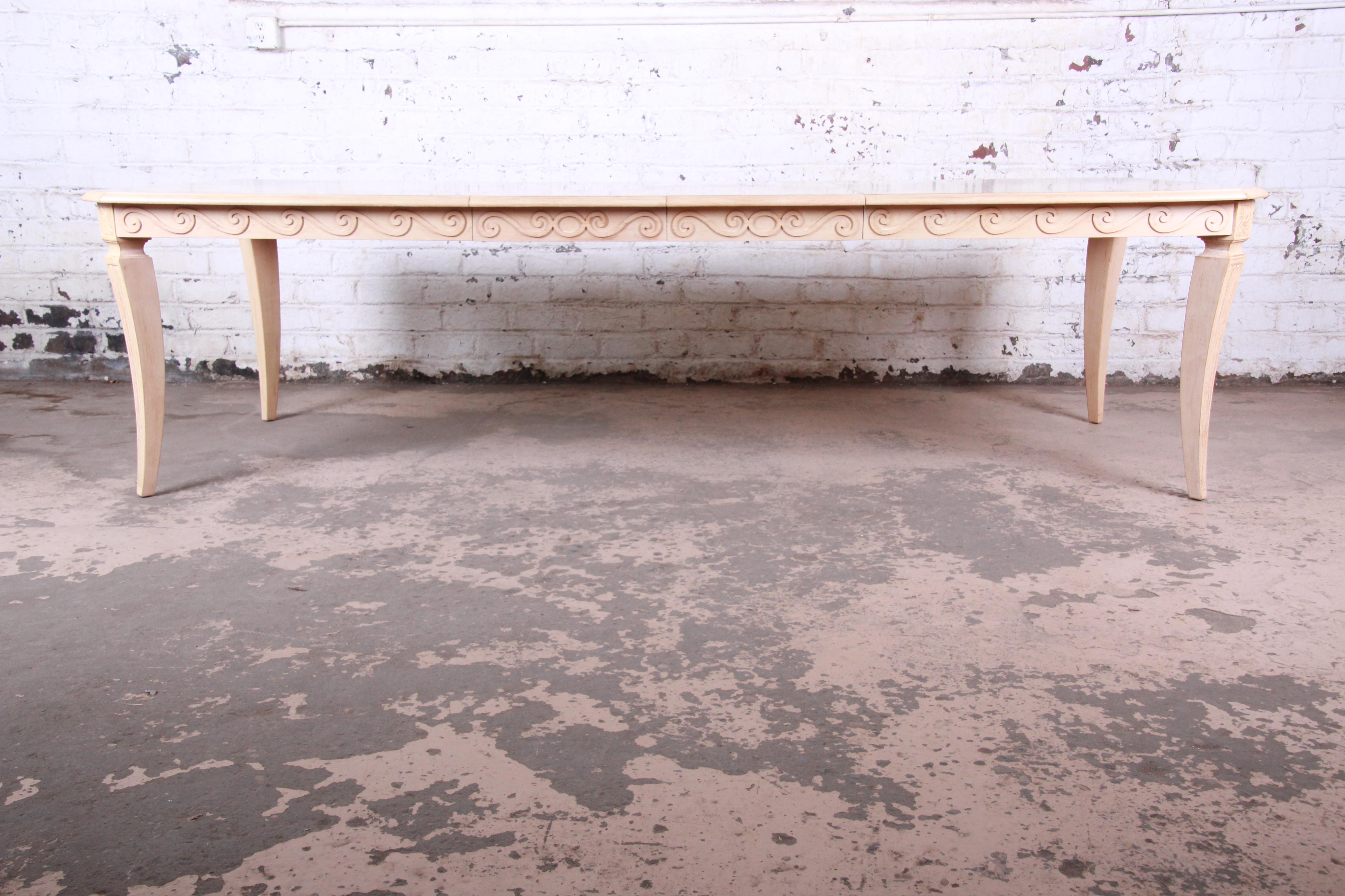 Mediterranean style carved maple extension dining table

Made by Bernhardt Furniture

USA, 1990s

Measures: 74