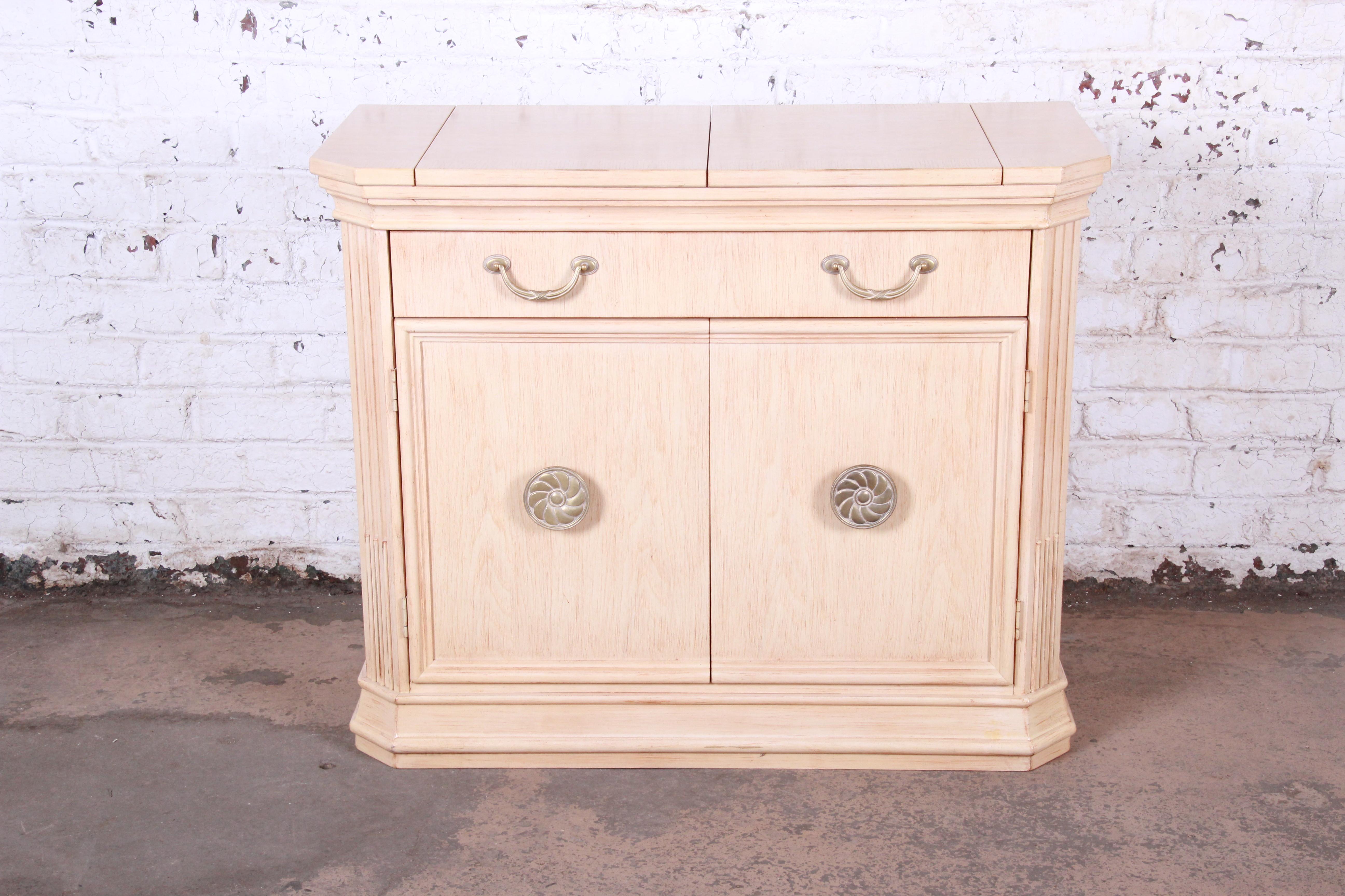 Mediterranean style maple sideboard buffet or bar server

Made by Bernhardt Furniture

USA, 1990s

Measures: 45.38