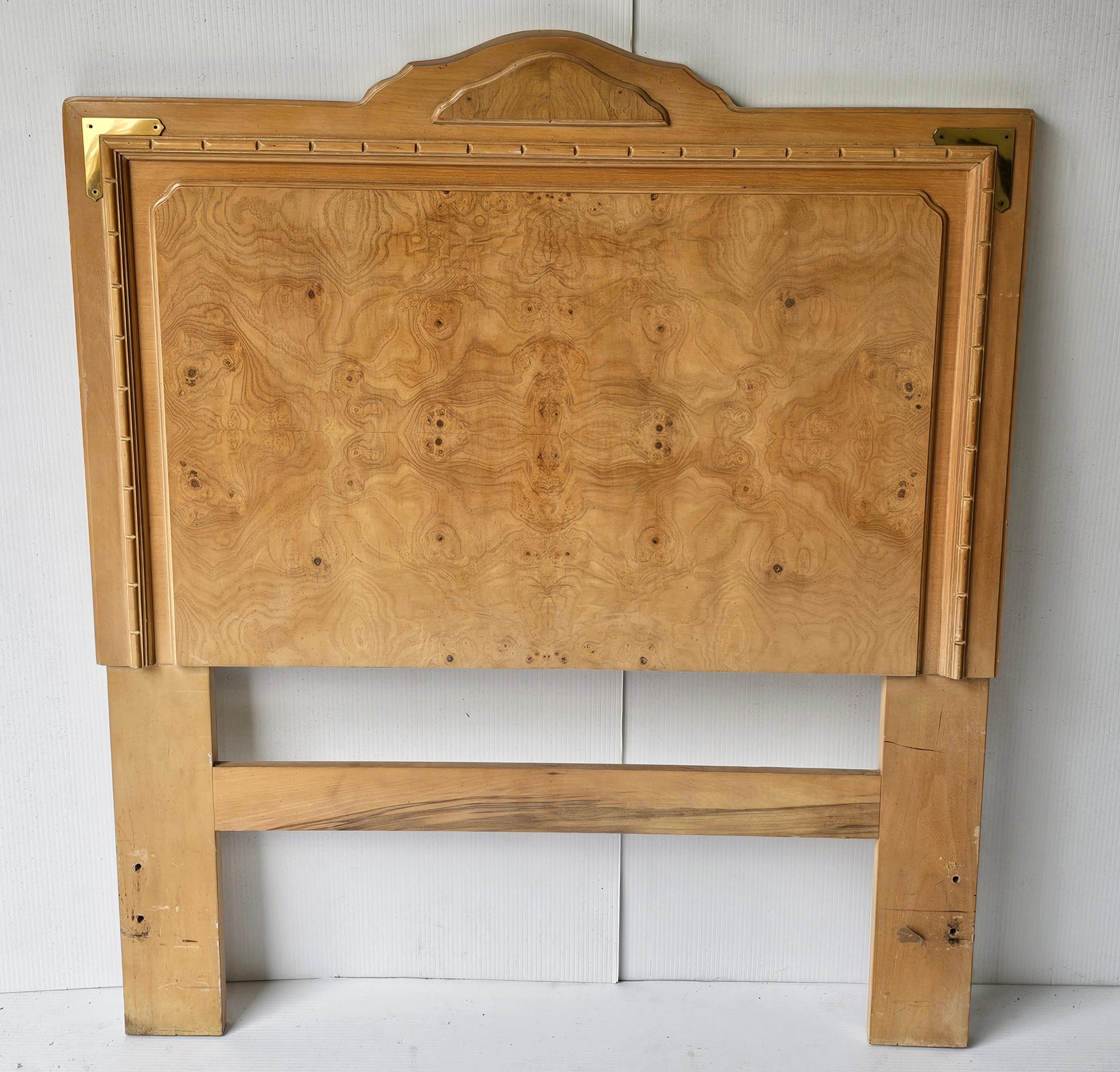 Eine super solide, saubere  Bernhardt Möbel Mid-Century Burlwood Campaigner Twin Size Kopfteil. Seine Abmessungen sind etwa 39 Zoll breit x 45 Zoll hoch
