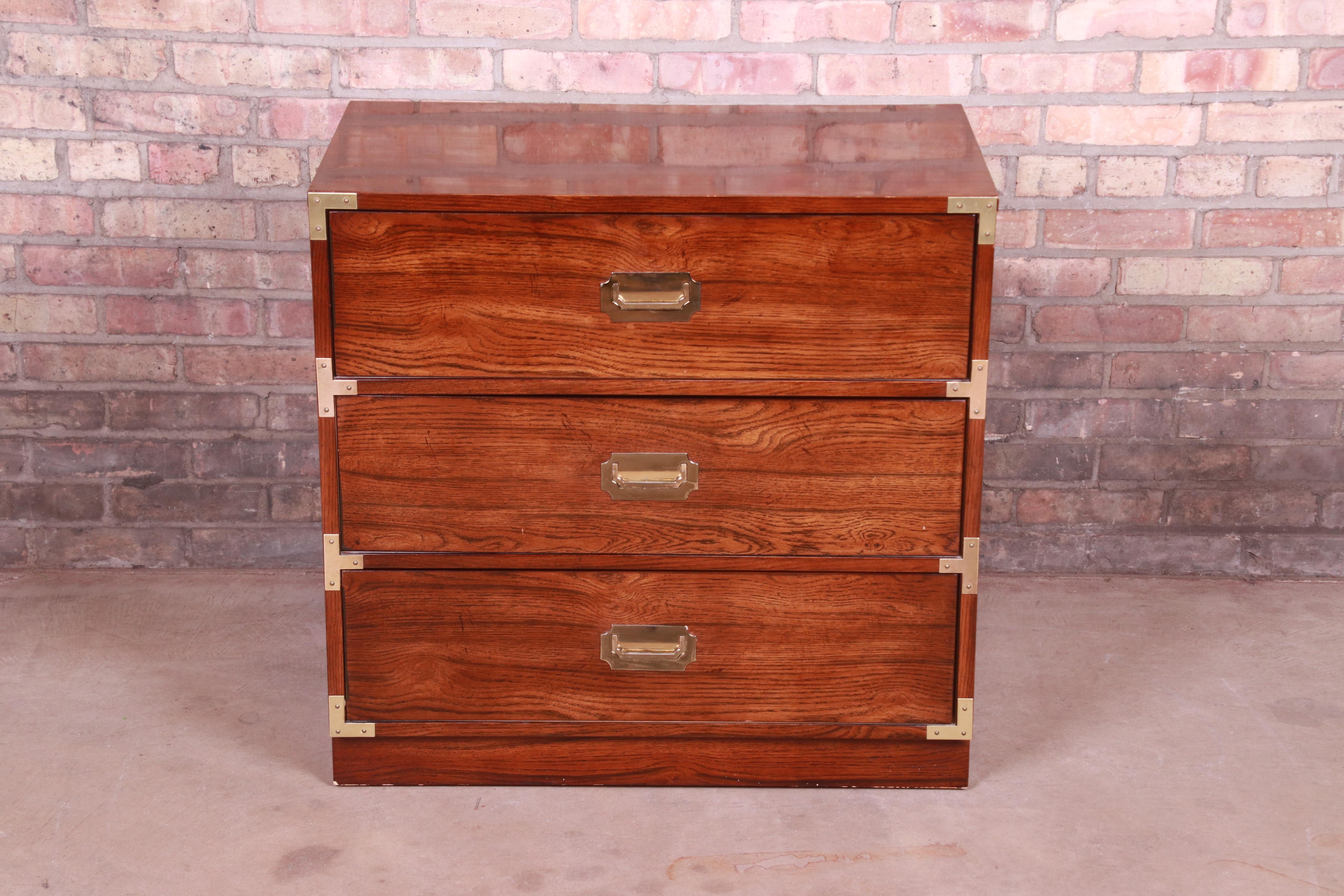 A gorgeous Mid-Century Modern Hollywood Regency Campaign style three-drawer bachelor chest

By Bernhardt

USA, circa 1970s

Oak, with original brass hardware and accents.

Measures: 30