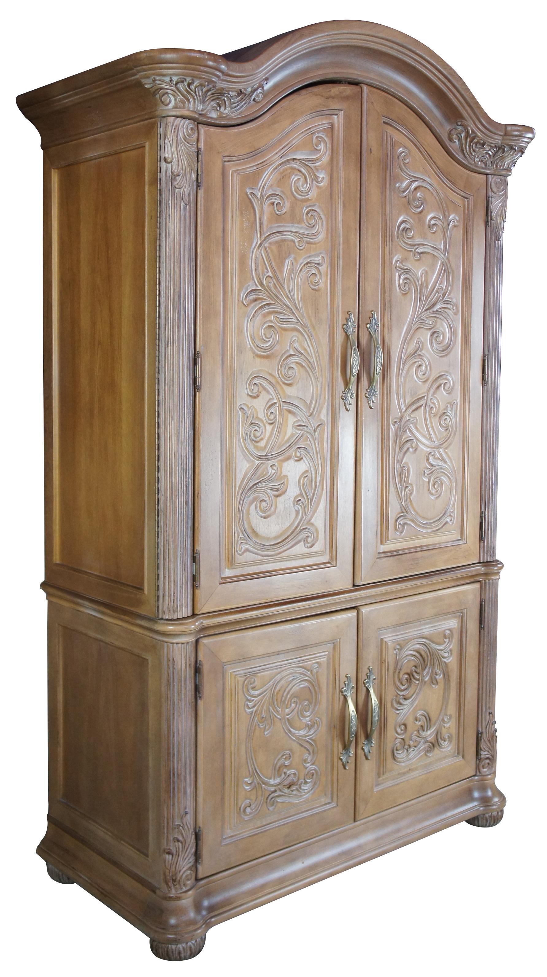 Vintage Bernhardt armoire. Made of oak featuring a reeded column design with acanthus relief. Includes a raised crown, inner drawers for storage and a double hinging door with mirrors along the insides.

Measures: Interior - 45.5